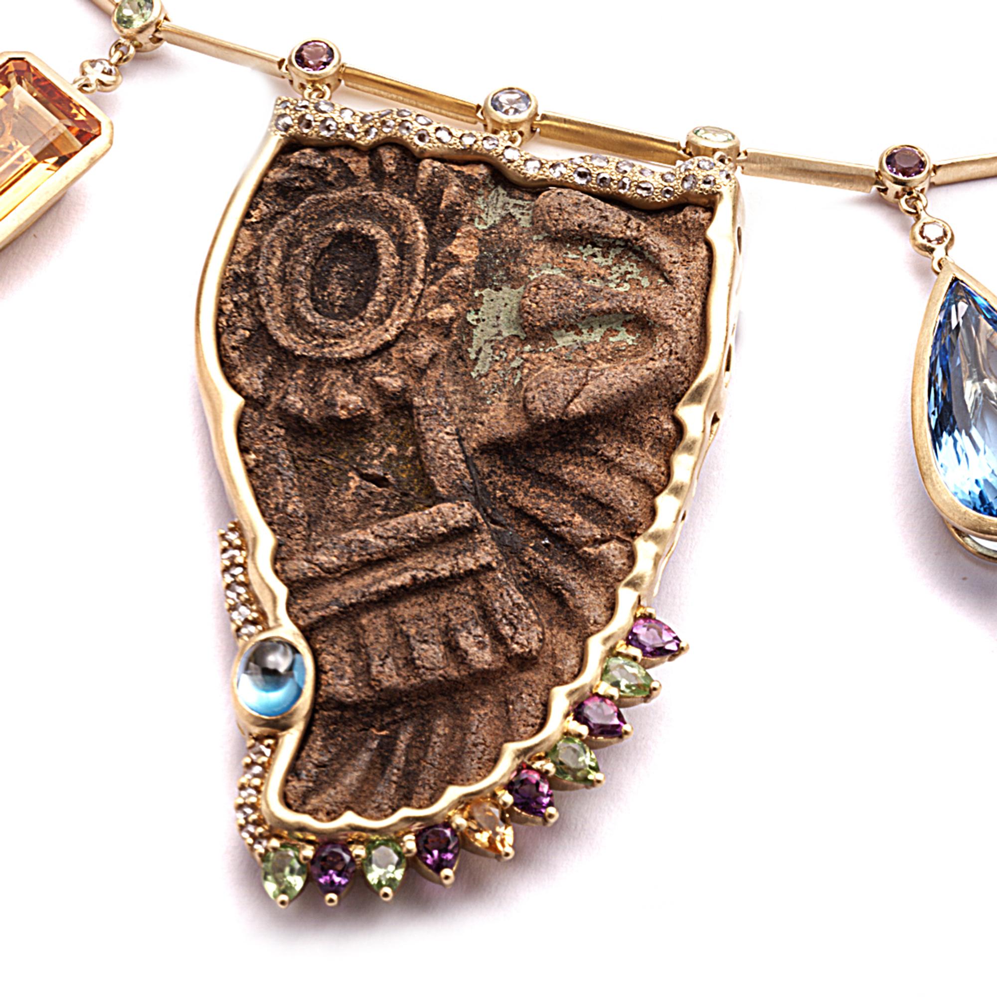 Coomi 20 Karat Gold Antike Artefakte Charm Halskette mit mehreren Edelsteinen (Rundschliff) im Angebot