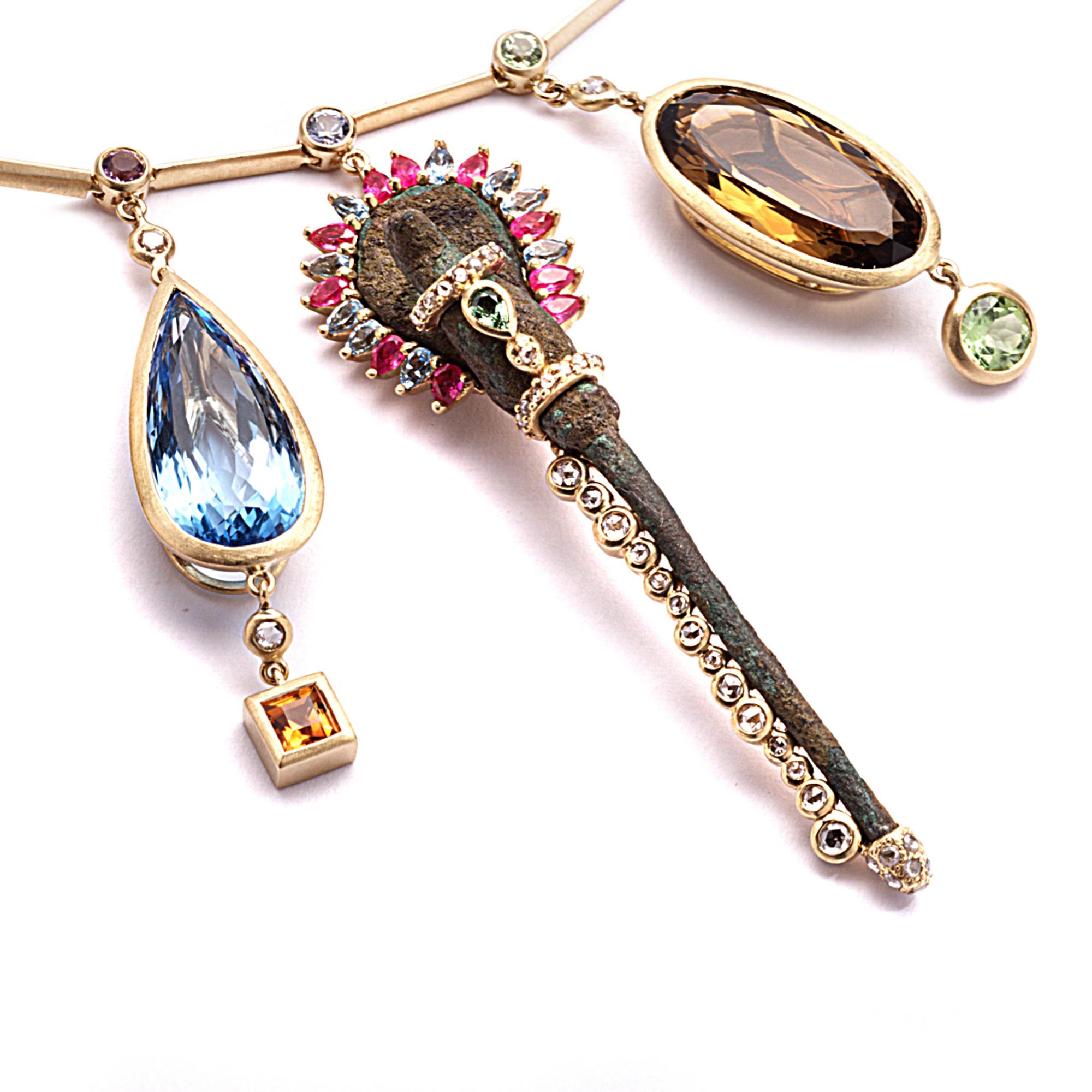 Coomi Collier à breloques en or 20 carats avec artefacts anciens et multi-pierres Neuf - En vente à Secaucus, NJ