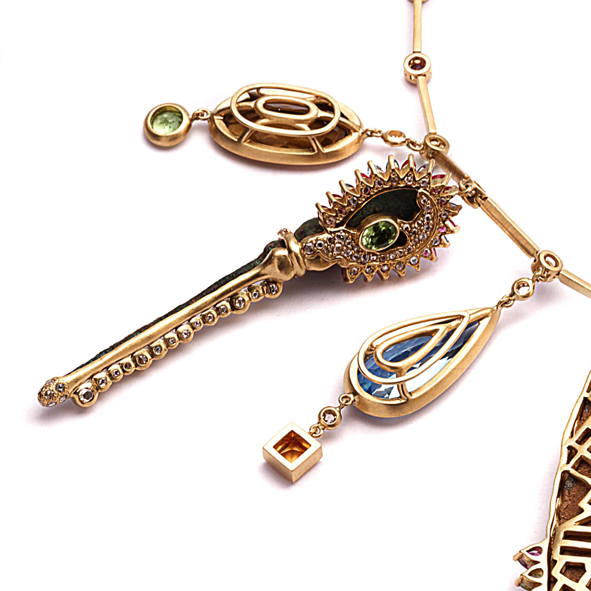 Coomi 20 Karat Gold Antike Artefakte Charm Halskette mit mehreren Edelsteinen für Damen oder Herren im Angebot