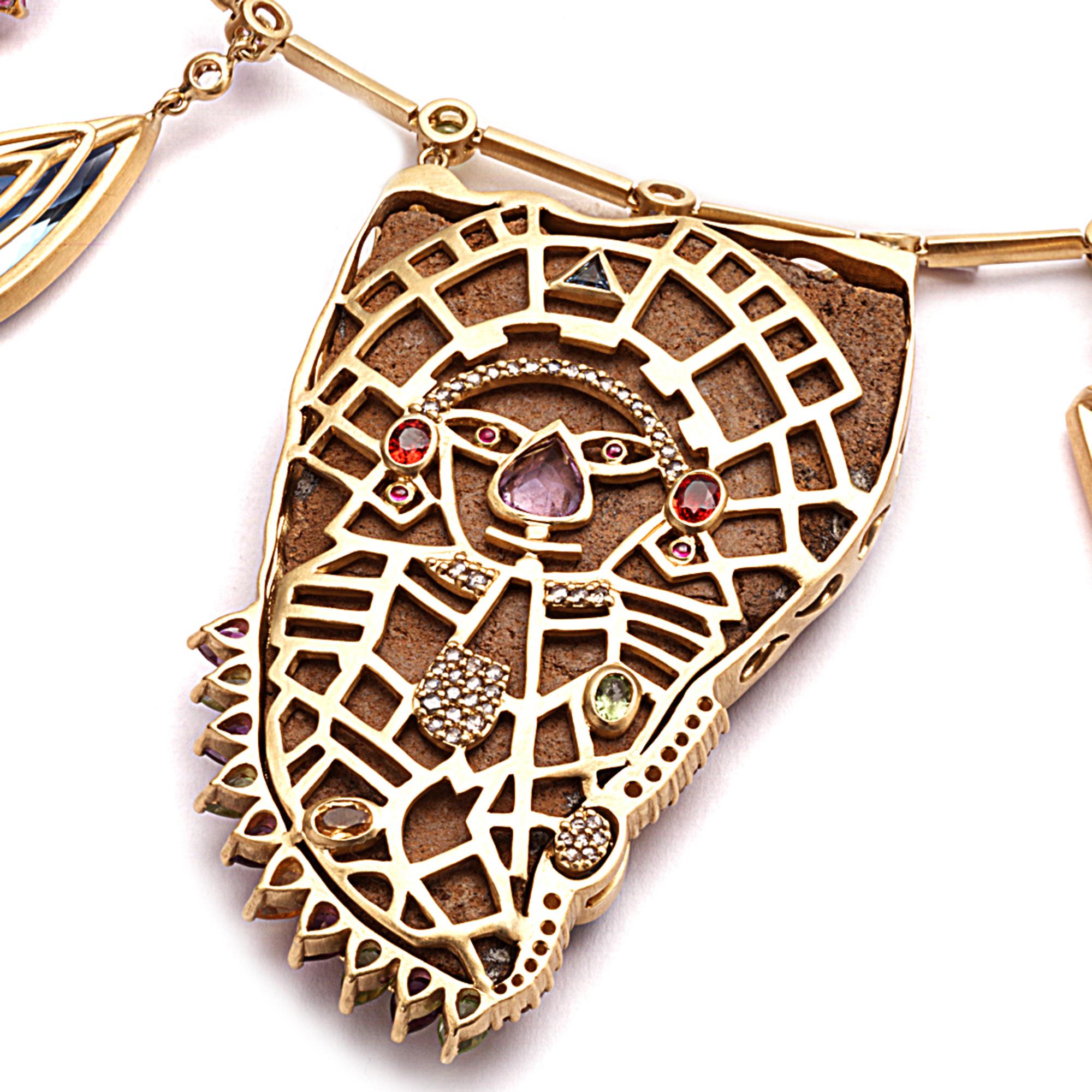 Coomi Collier à breloques en or 20 carats avec artefacts anciens et multi-pierres en vente 1
