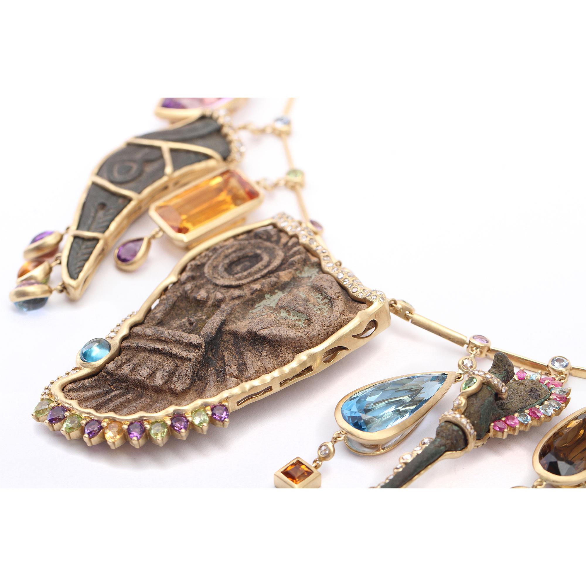 Coomi 20 Karat Gold Antike Artefakte Charm Halskette mit mehreren Edelsteinen im Angebot 3