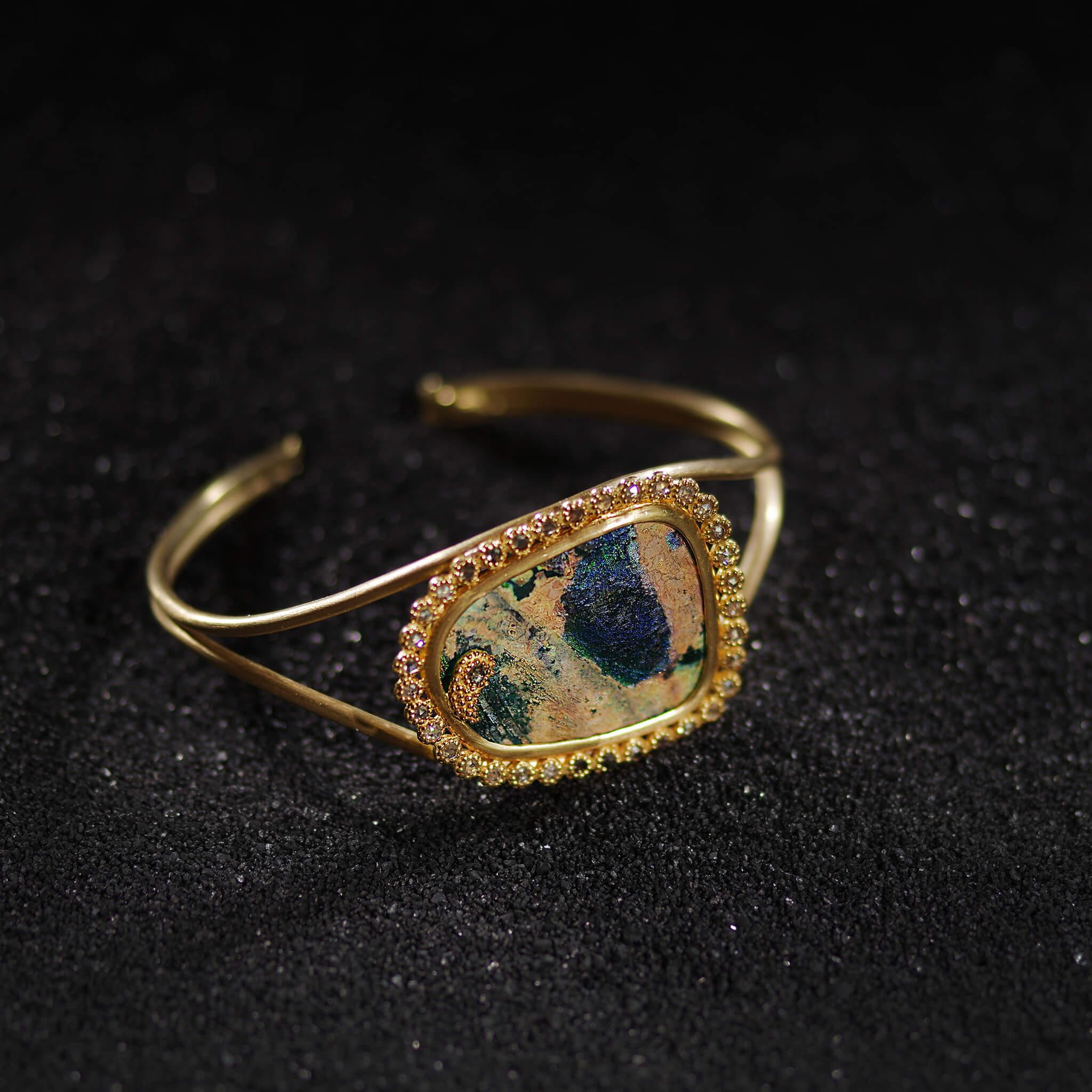 Artisan Coomi Bracelet en or 20 carats avec diamants et verre romain ancien en vente