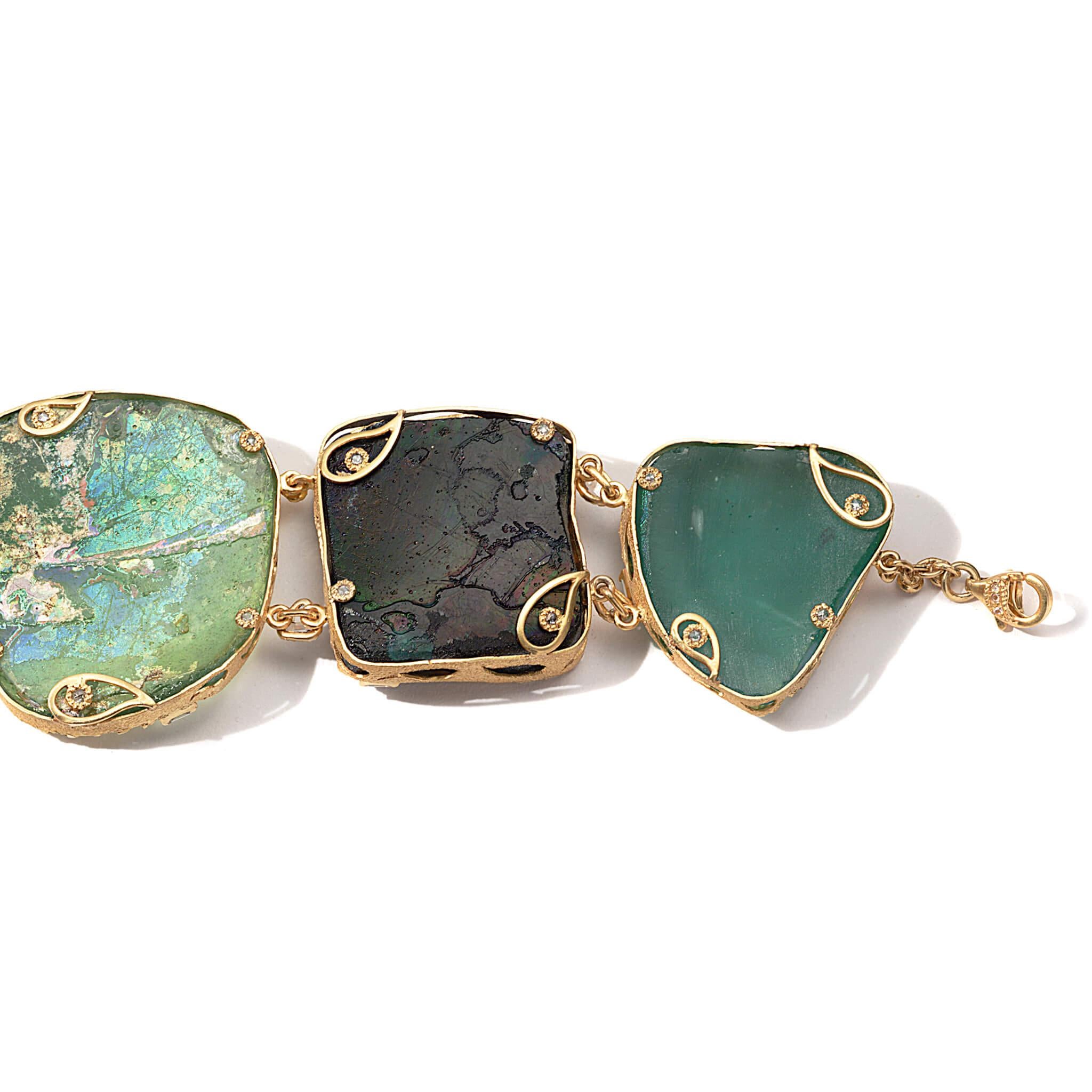 Taille ronde Coomi Bracelet en or 20 carats avec diamants et verre romain ancien en vente