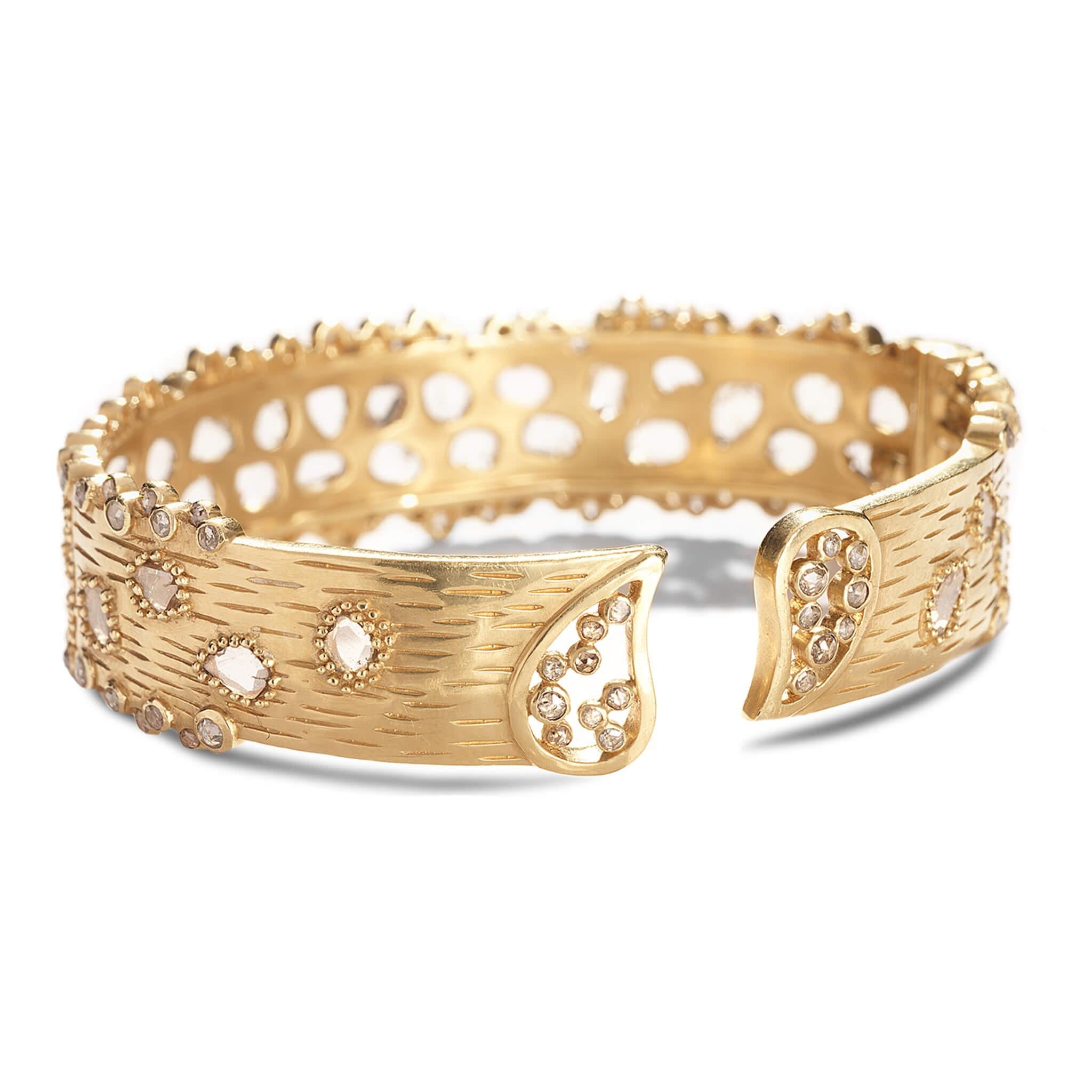 Bracelet manchette Coomi Luminosity en or jaune 20 carats serti de 5,04 cts de diamants.

La collection Luminosity de Coomi se compose d'un design audacieux et reflète la lumière de l'intérieur. Chaque diamant naturel unique taillé en rose et chaque