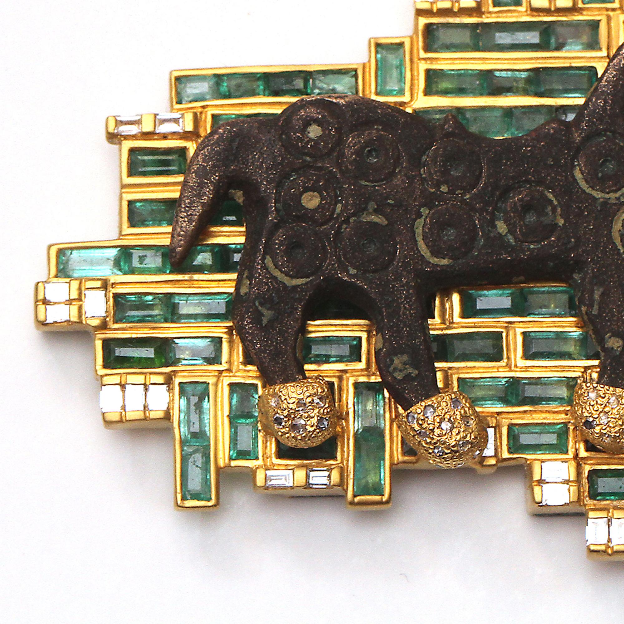 Artisan Coomi Pendentif cheval en or 20 carats et bronze romain avec émeraude en vente