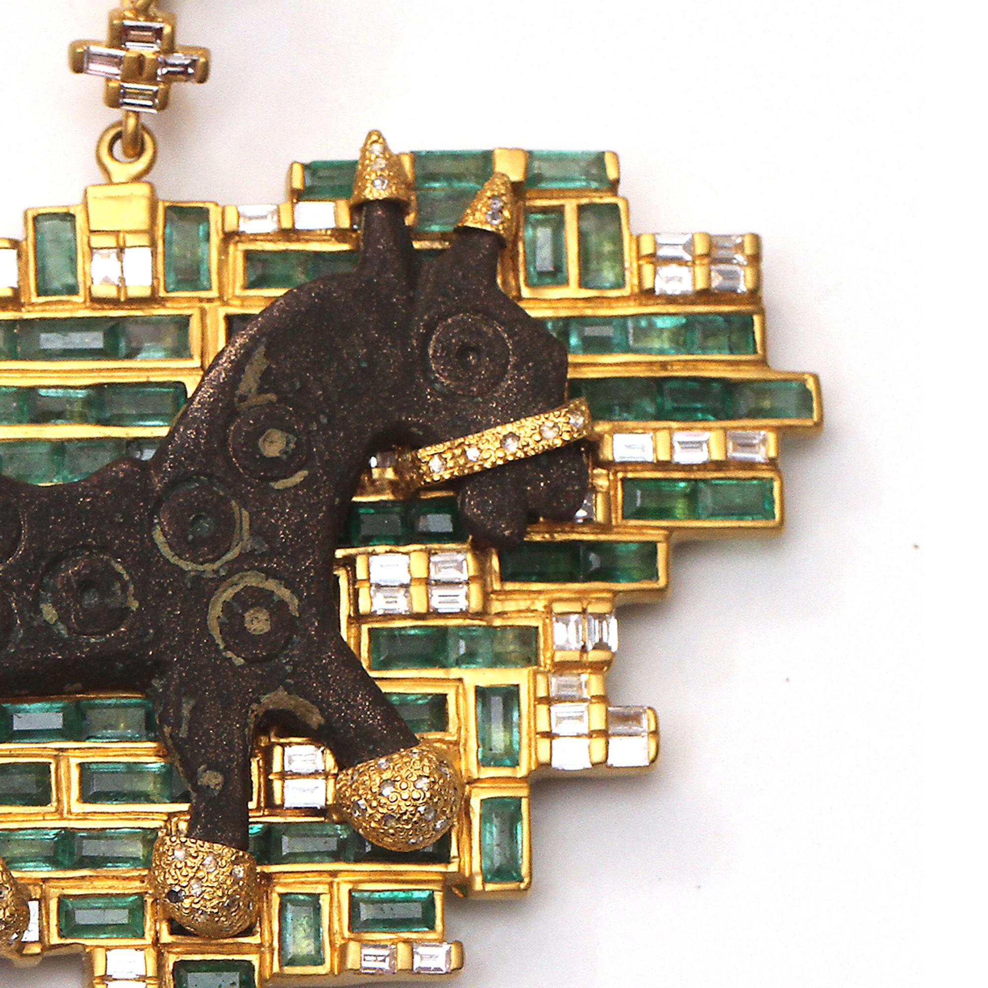 Taille ronde Coomi Pendentif cheval en or 20 carats et bronze romain avec émeraude en vente