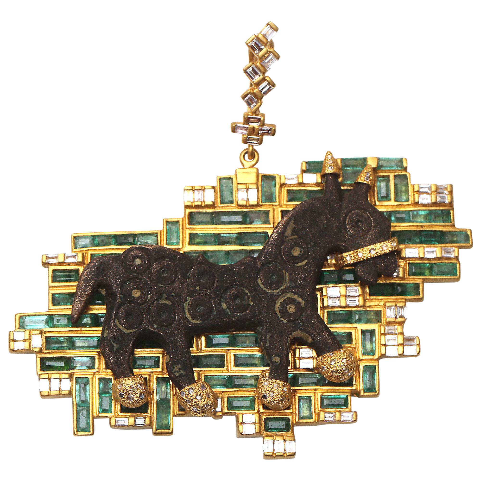 Coomi Pendentif cheval en or 20 carats et bronze romain avec émeraude