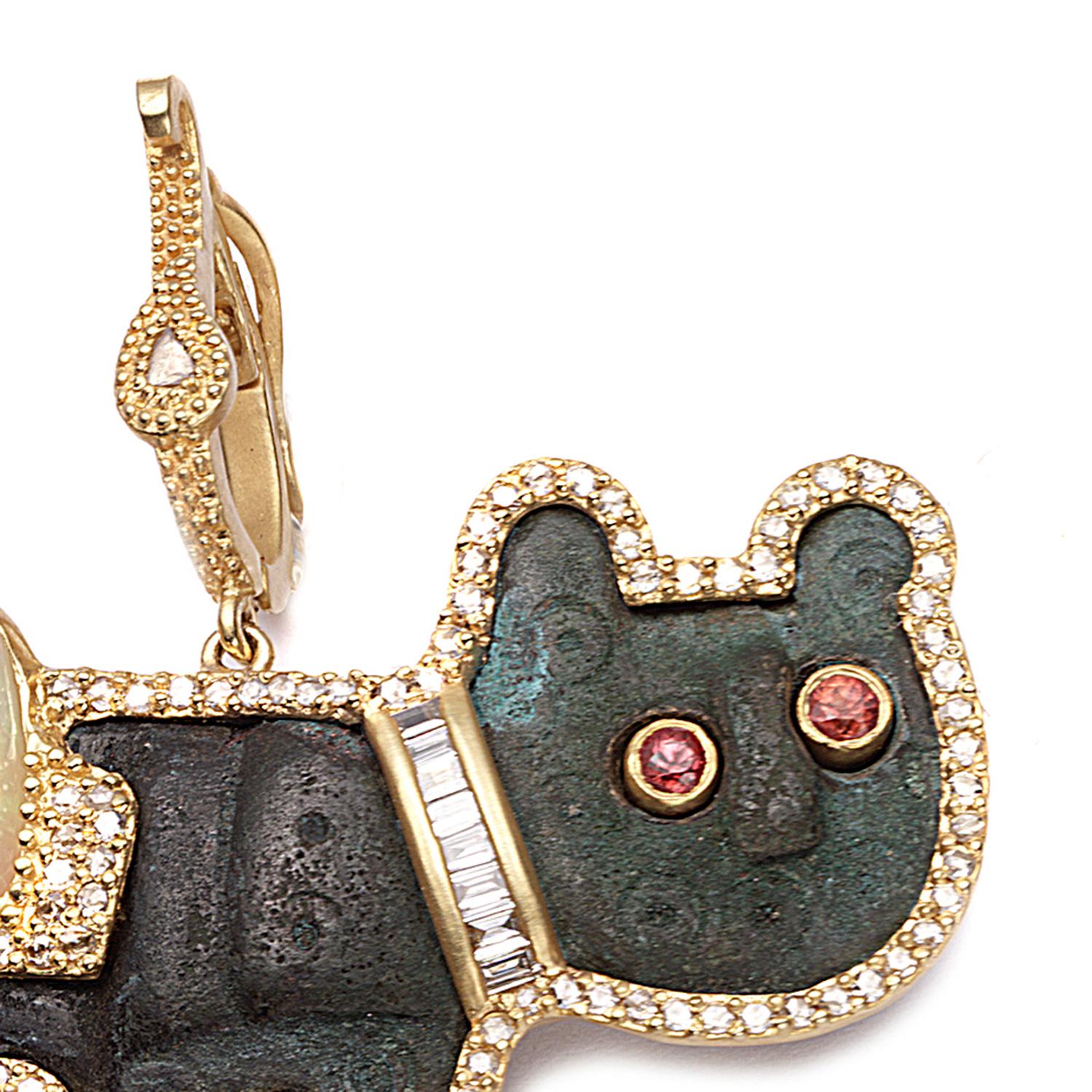 Artisan Coomi Pendentif Feline 20K ancien avec diamants, opale, émeraude et saphir en vente