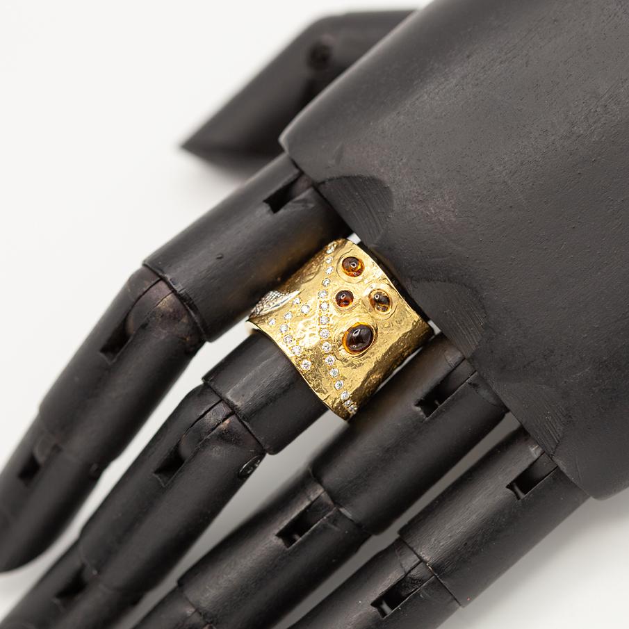 Moderno Anello scultoreo largo con citrino cabochon e diamante in oro giallo 20 carati Coomi in vendita