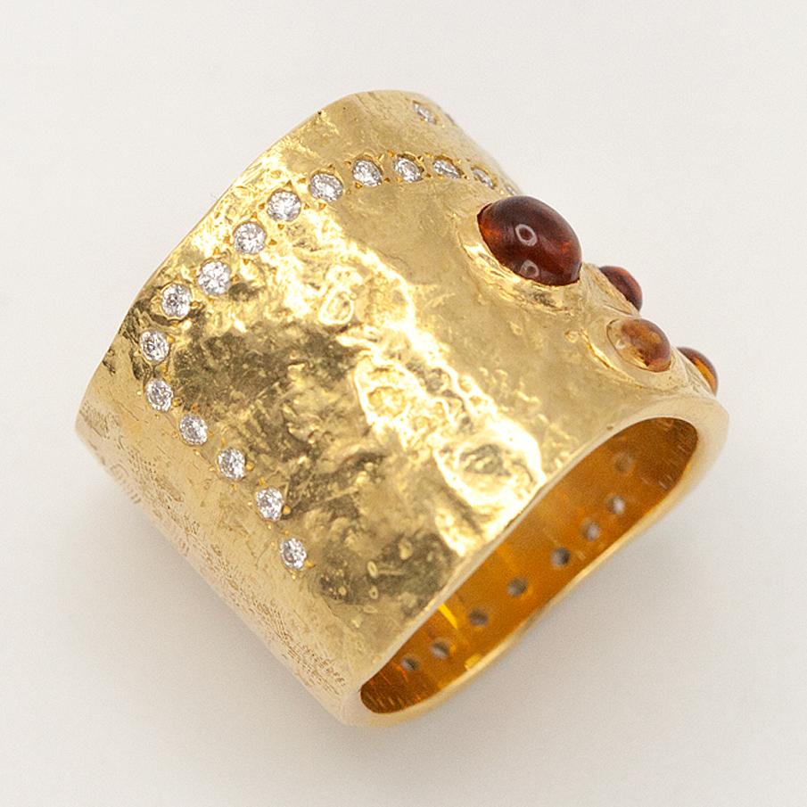 Taglio brillante Anello scultoreo largo con citrino cabochon e diamante in oro giallo 20 carati Coomi in vendita
