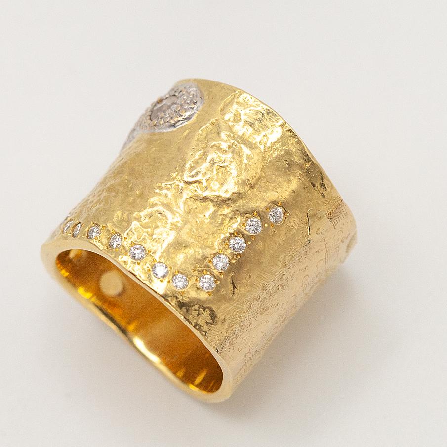 da uomo o donna Anello scultoreo largo con citrino cabochon e diamante in oro giallo 20 carati Coomi in vendita