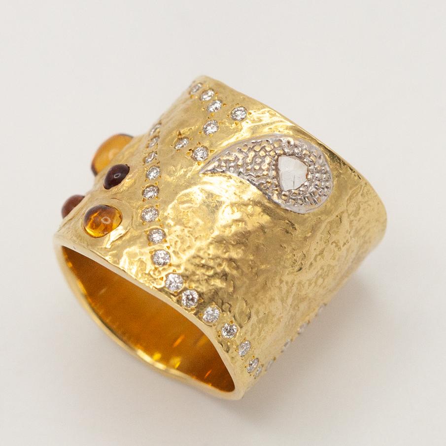 Anello scultoreo largo con citrino cabochon e diamante in oro giallo 20 carati Coomi in vendita 1