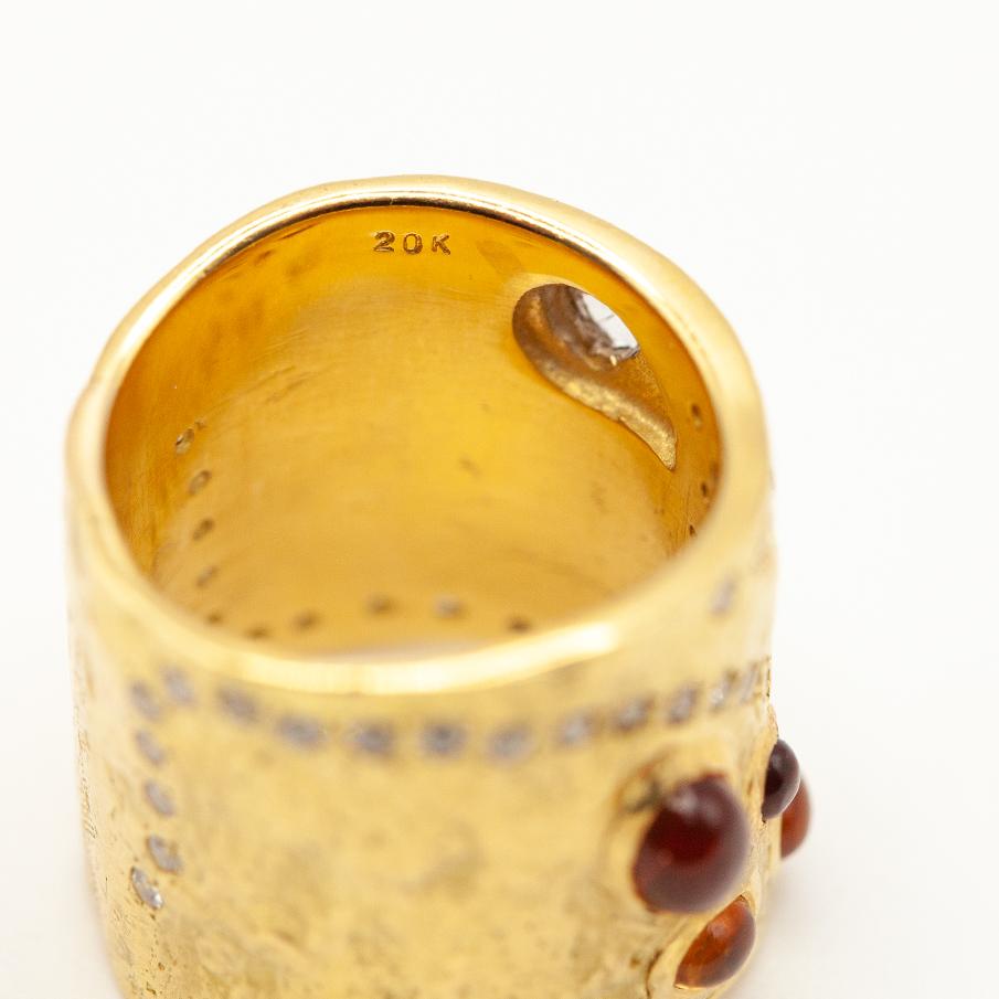 Anello scultoreo largo con citrino cabochon e diamante in oro giallo 20 carati Coomi in vendita 2
