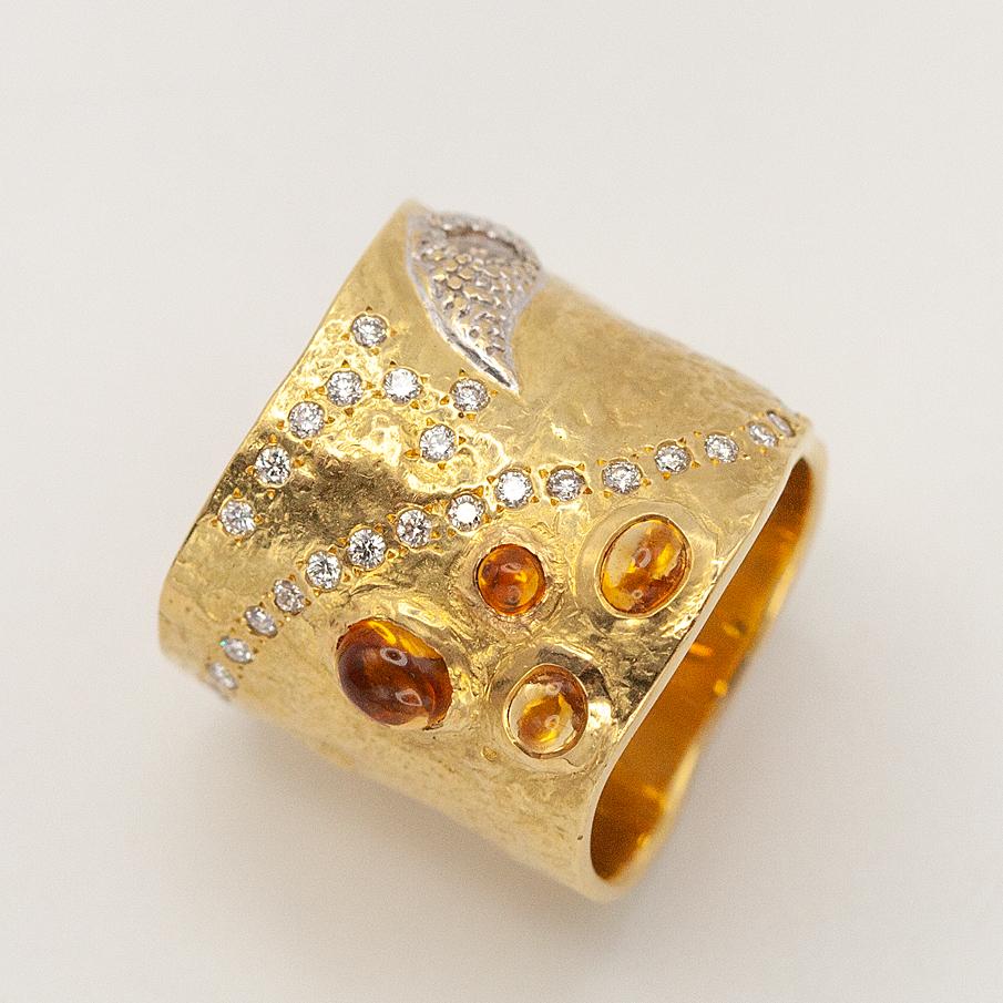 Anello scultoreo largo con citrino cabochon e diamante in oro giallo 20 carati Coomi in vendita 3