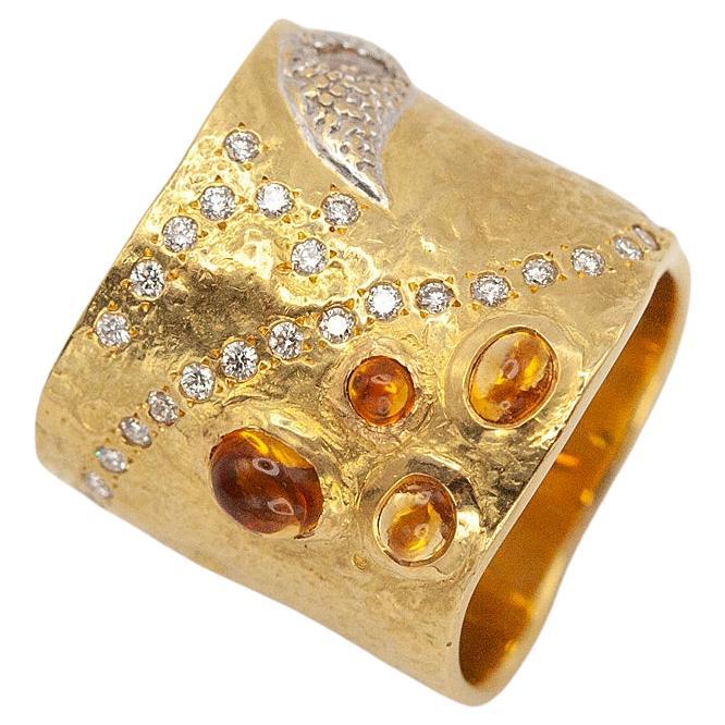 Questa audace ed espressiva creazione di Coomi è realizzata in oro giallo 20 carati riccamente saturo, martellato a mano per ottenere l'iconica texture antica-moderna del marchio. L'ampia fascia è animata da scie organiche e fluide di 43 diamanti