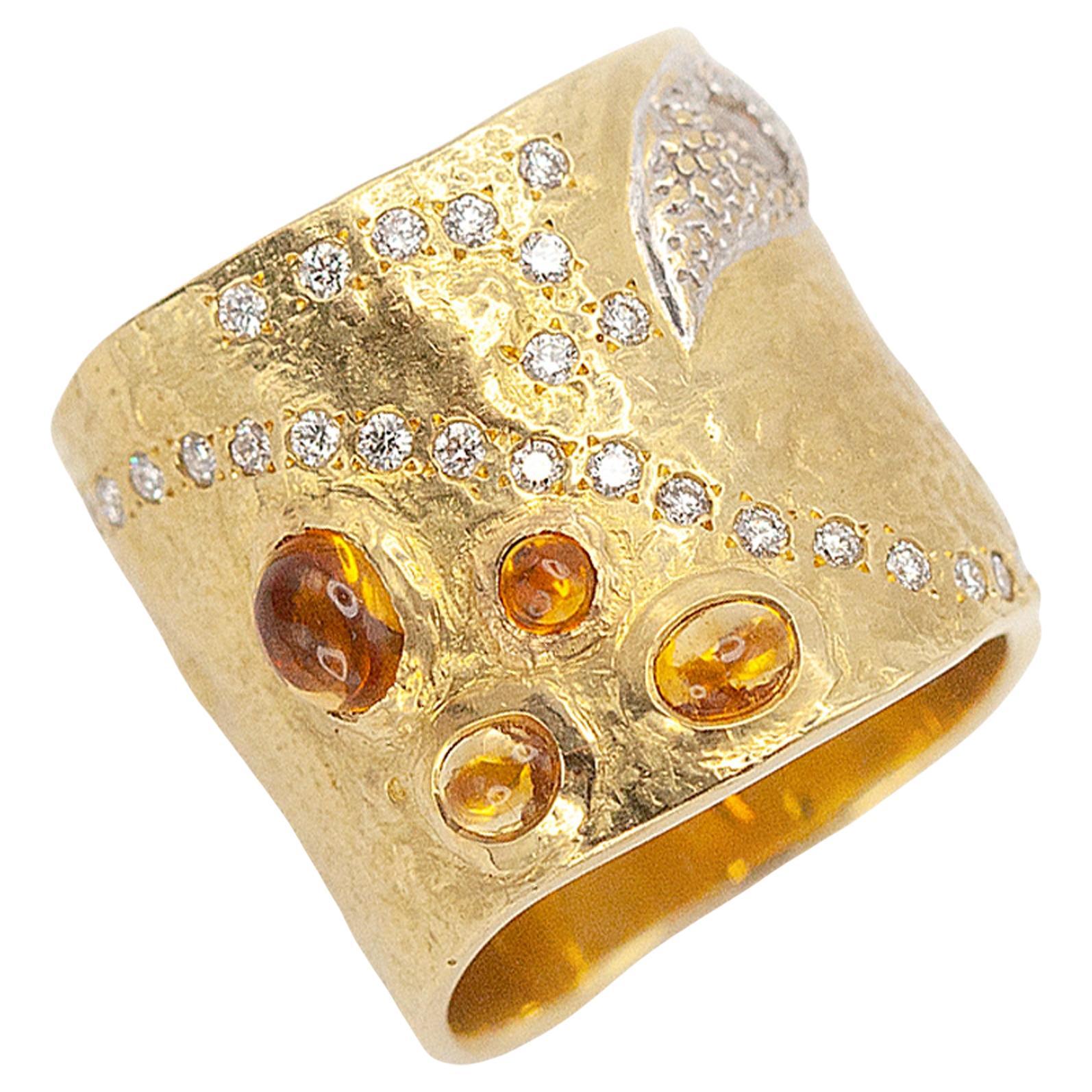 Anello scultoreo largo con citrino cabochon e diamante in oro giallo 20 carati Coomi in vendita