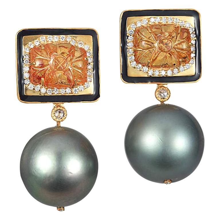 Coomi Boucles d'oreilles en or 20 carats avec grenat mandarin sculpté et perles des mers du Sud grises et diamants