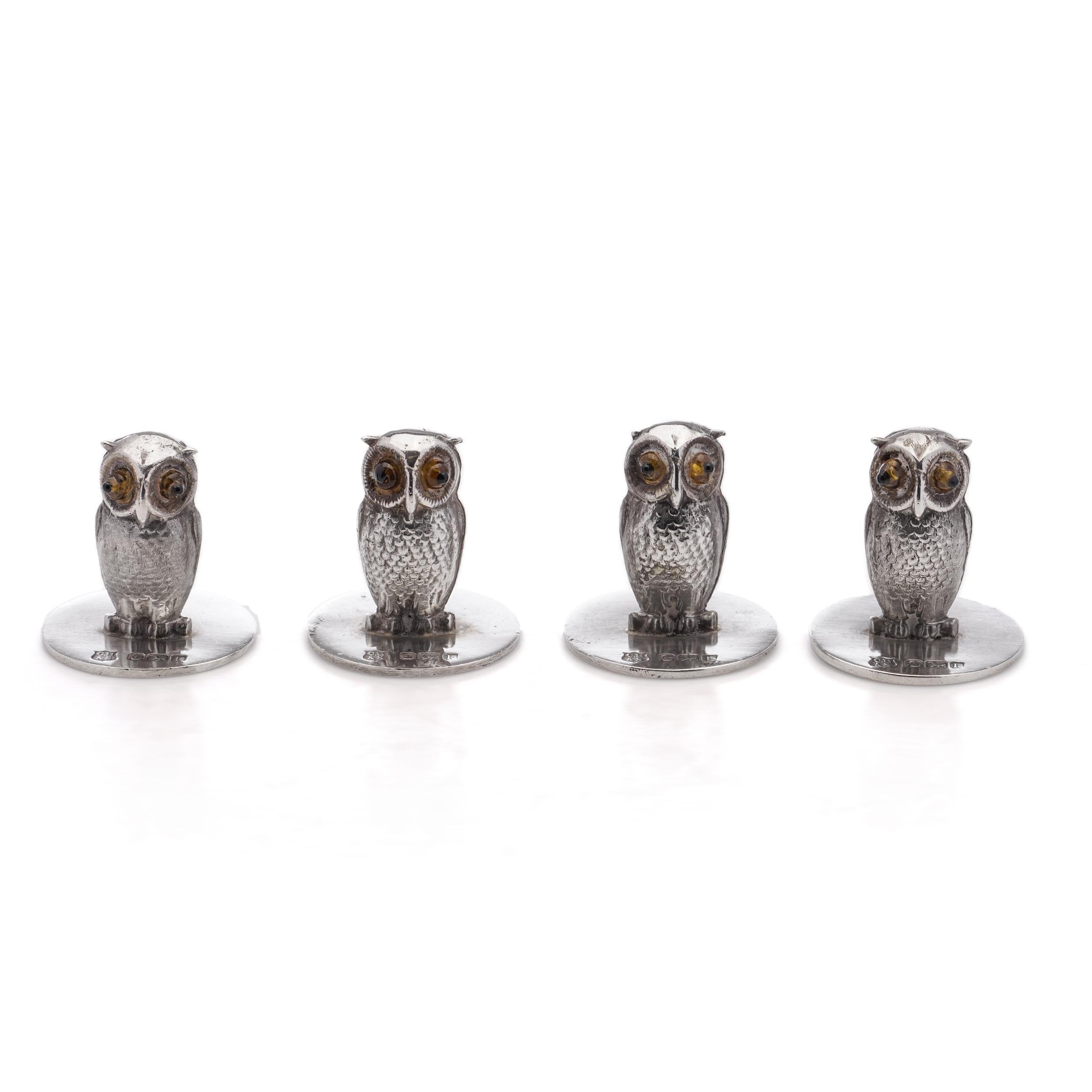 Cooper Brothers & Sons Ltd antique Edwardian sterling silver set of 4 owl-shaped place card holders.
Each card holder is modelled as a standing owl with glass eyes and mounted on a plain circular base. 

Made in the United Kingdom, Sheffield,
