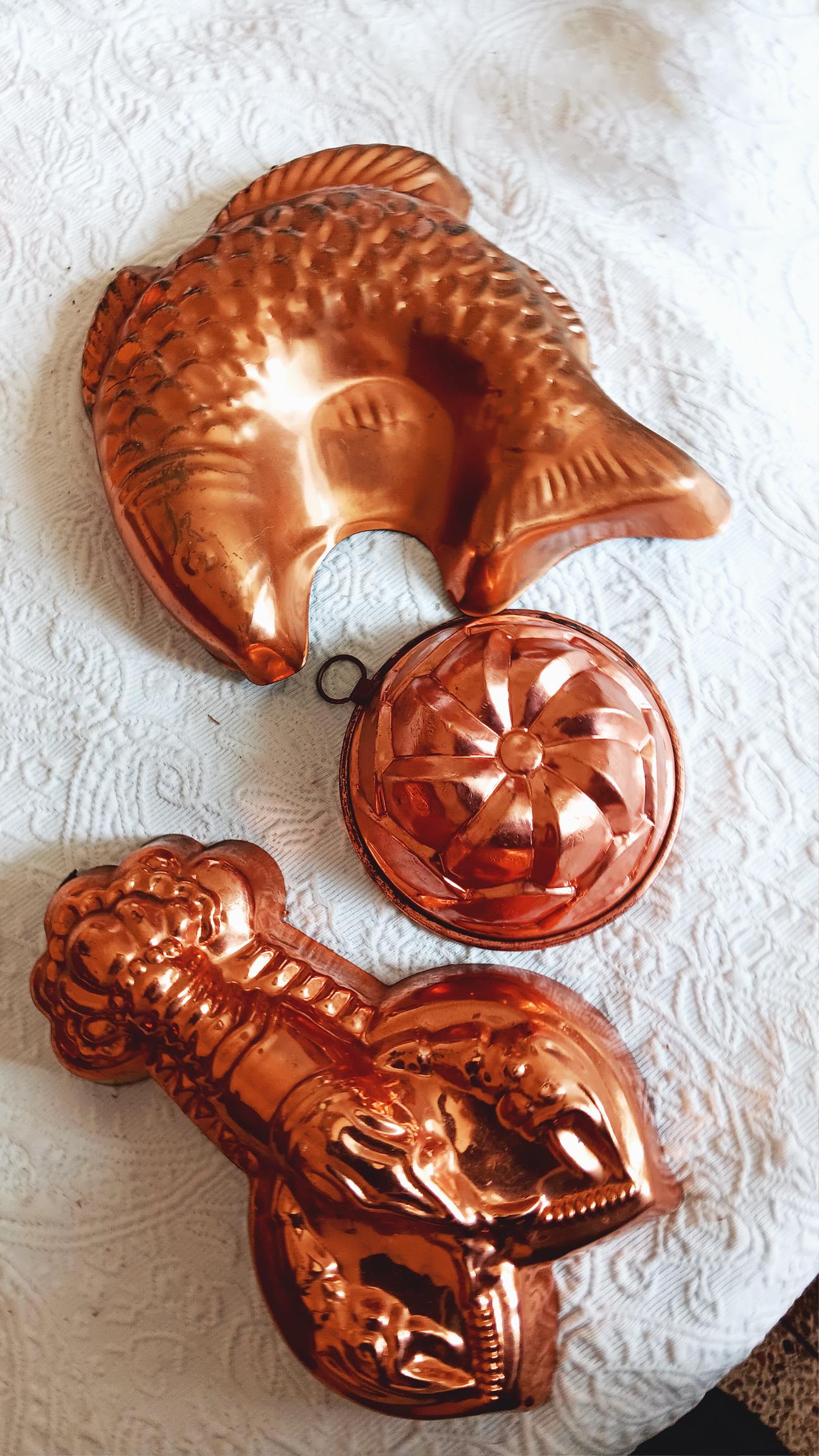 Il prezzo si riferisce al lotto di 3 stampi

Stampi in rame ideali da appendere come ornamento in una cucina rustica.
Stampi in rame vintage con interno stagnato

 stampi in rame per la cucina; decorazione da parete; ottone; rustico. autunno; stampi