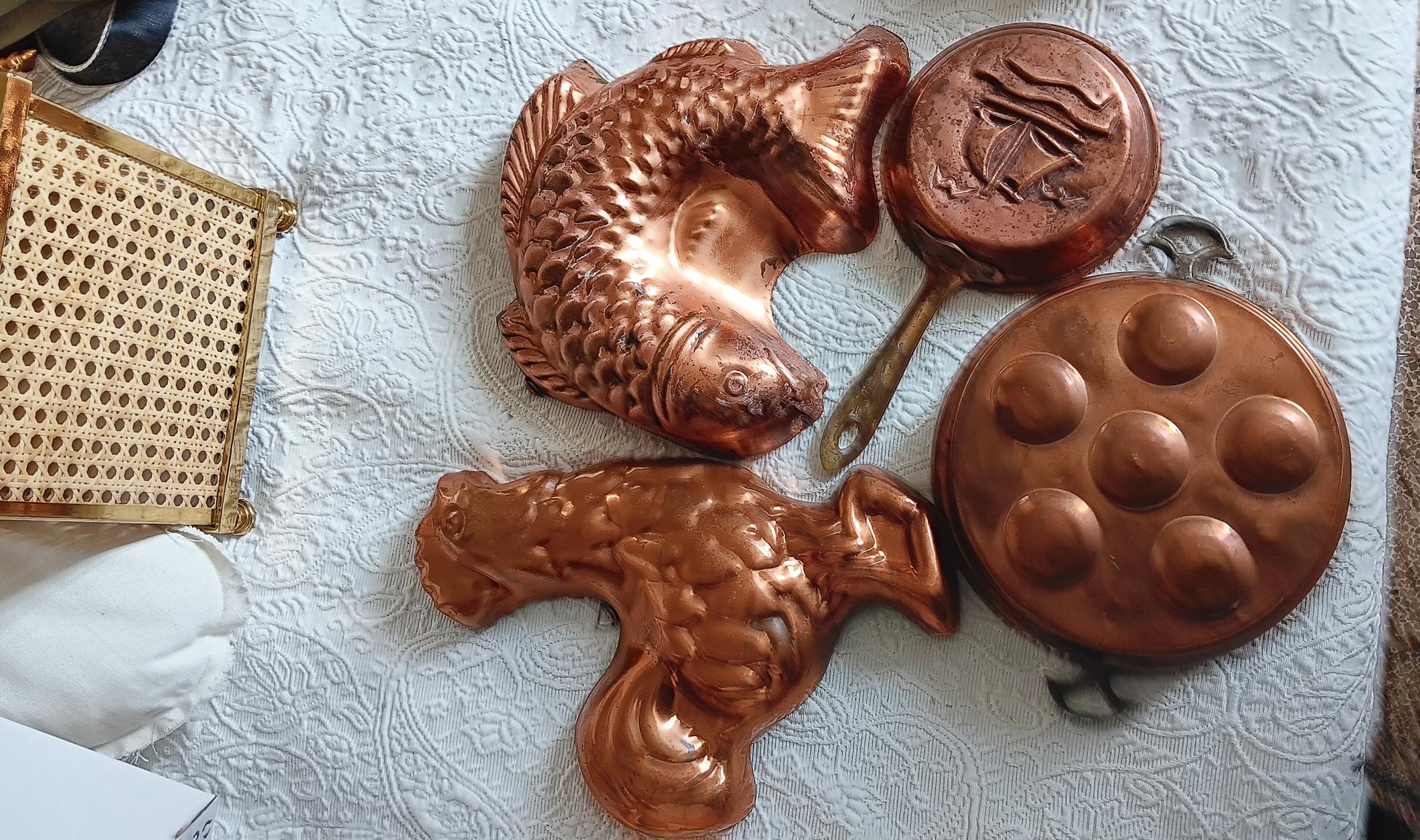 Le prix est pour le lot de 4 moules

Moules en cuivre idéaux à suspendre comme ornement dans une cuisine rustique.
Moules en cuivre vintage avec intérieur étamé

 moules en cuivre cuisine ; décoration murale ; laiton ; rustique. automne ; moules à