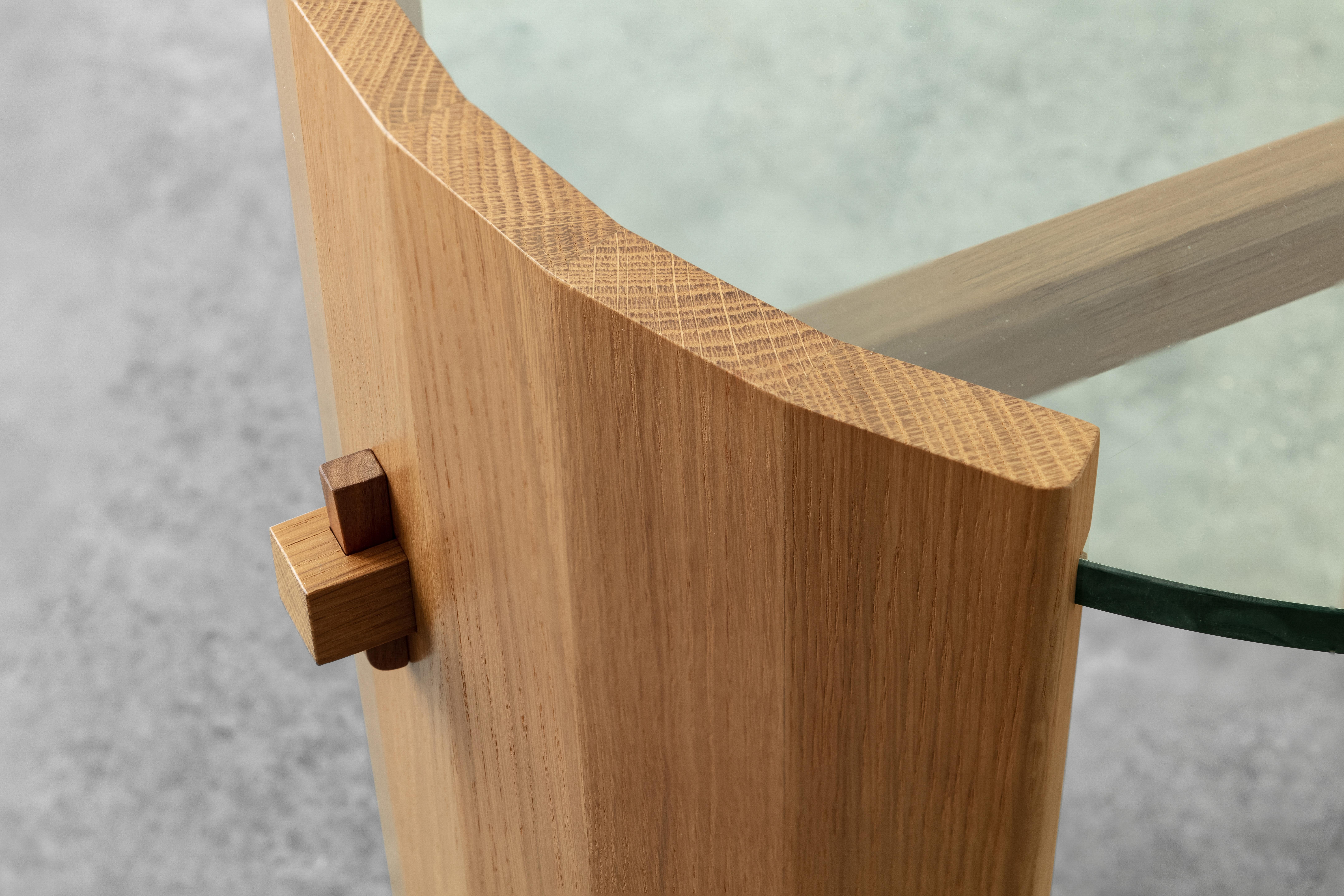 Der Coopered Beistelltisch ist ein eleganter Massivholz
Stück, das die Holzbearbeitung feiert und einige der
seine traditionellsten Tischlereitechniken. Wie der Name
suggeriert, sind die Seiten wie ein Fass gewölbt, damit die
Jede Facette folgt