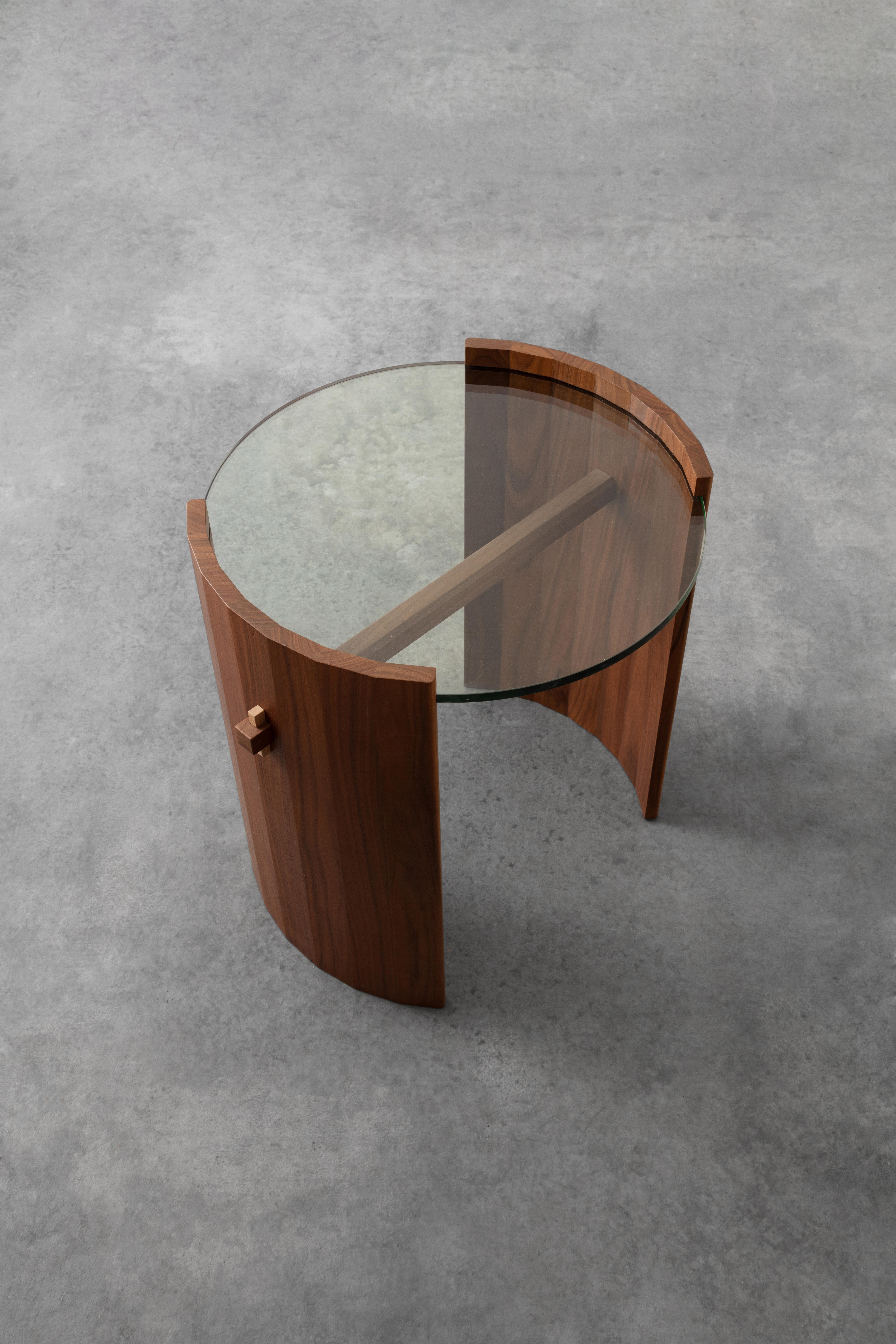 The Coopered Side Table is an elegant solid wood
piece that celebrates woodworking and some of
its most traditional joinery techniques. As the name
suggests, the sides are coopered like a barrel to allow
each facet to follow the curvature of the