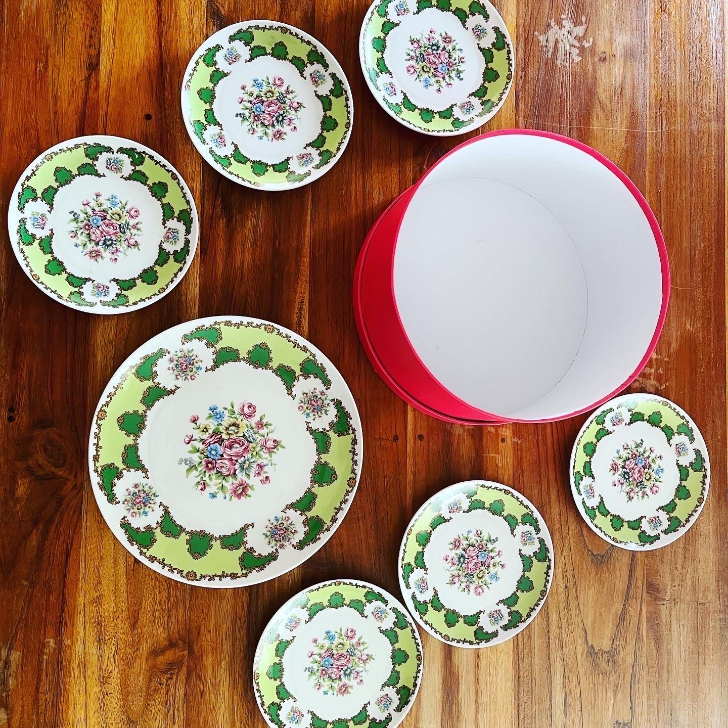 Early 20th Century Coordinated Dessert Green Decorated Porcelain '900 -Antiques' For Sale