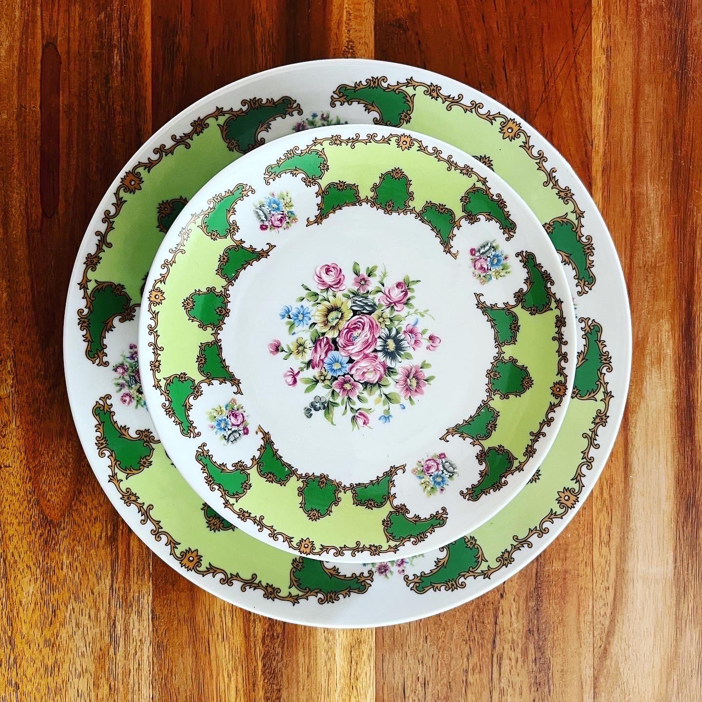 Coordinated Dessert Green Decorated Porcelain '900 -Antiques' For Sale 3