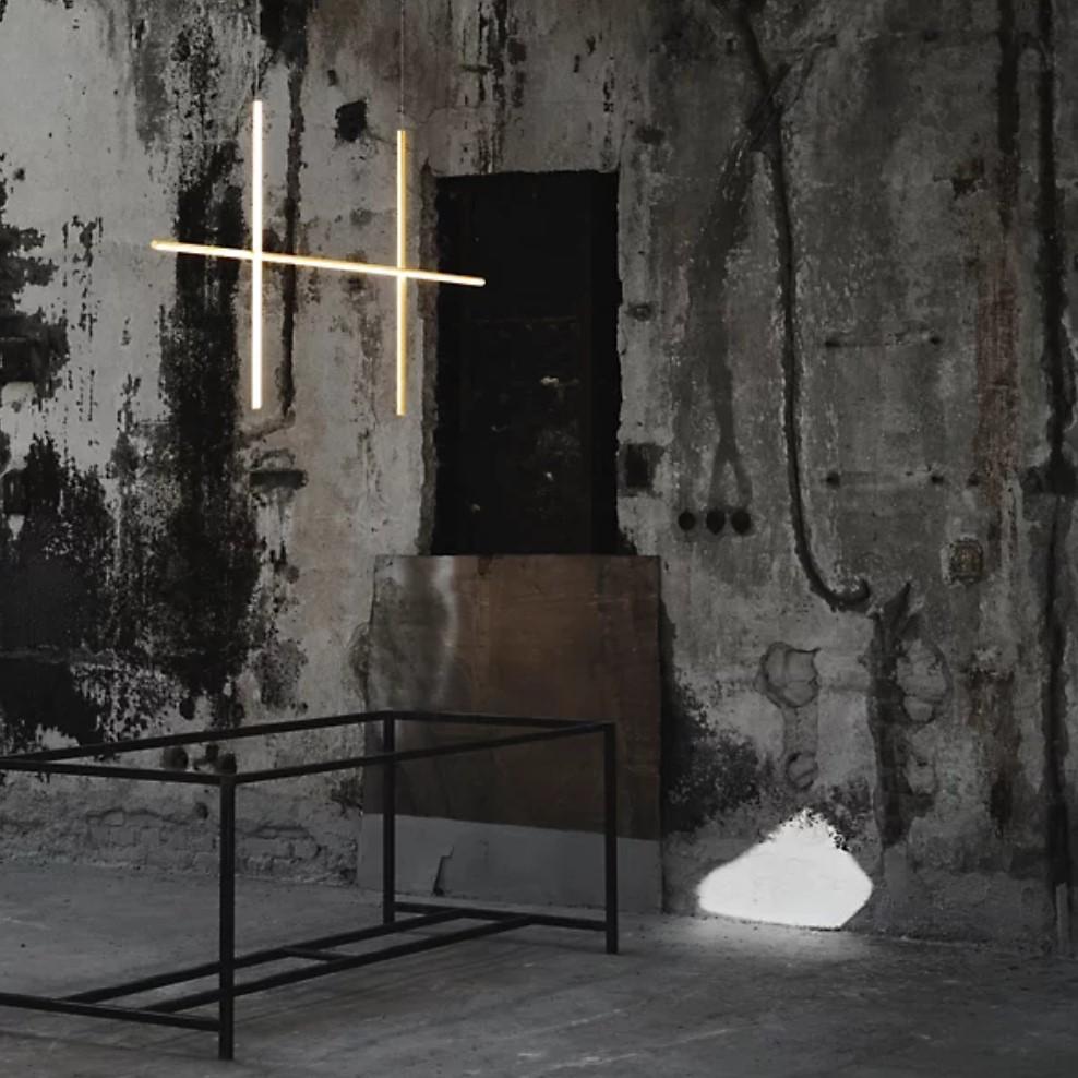 Coordinati S2 / Lampadario 
di Michael Anastassiades 

Come la griglia cartesiana del XVII secolo che l'ha ispirata, la longevità è al centro di questo pezzo raffinato. Dai un tocco di classe alle tue stanze con la sospensione lineare LED