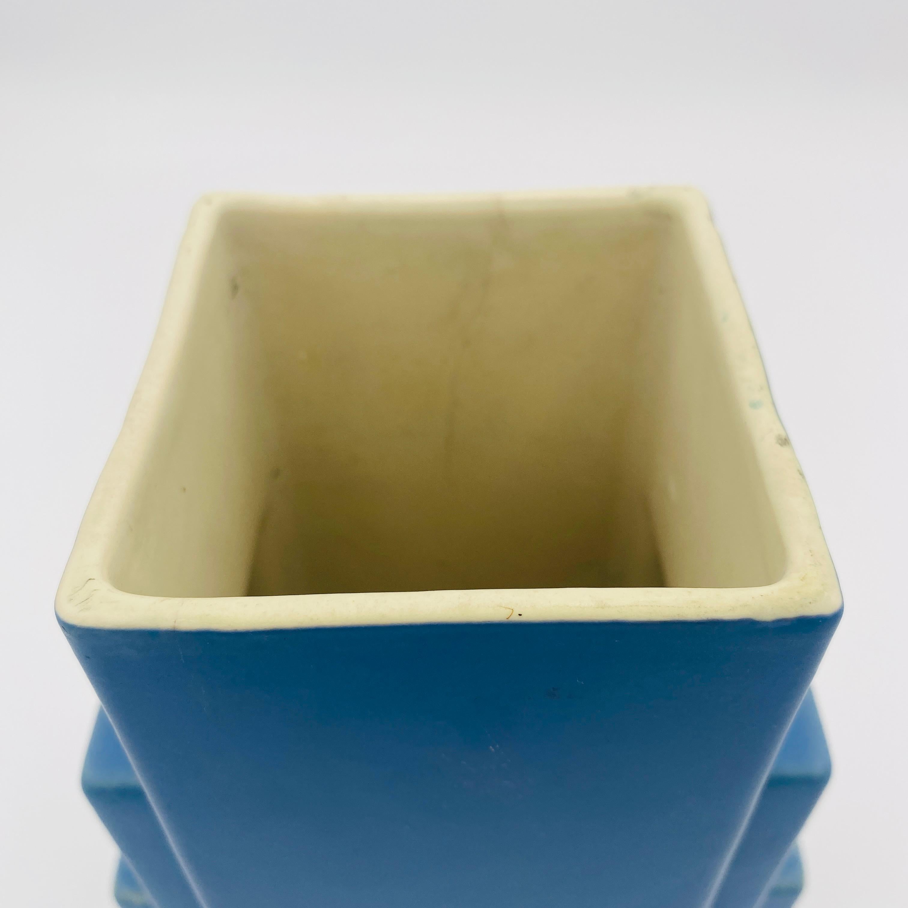 Vaso in ceramica Skyscraper di Coors Pottery in vendita 1