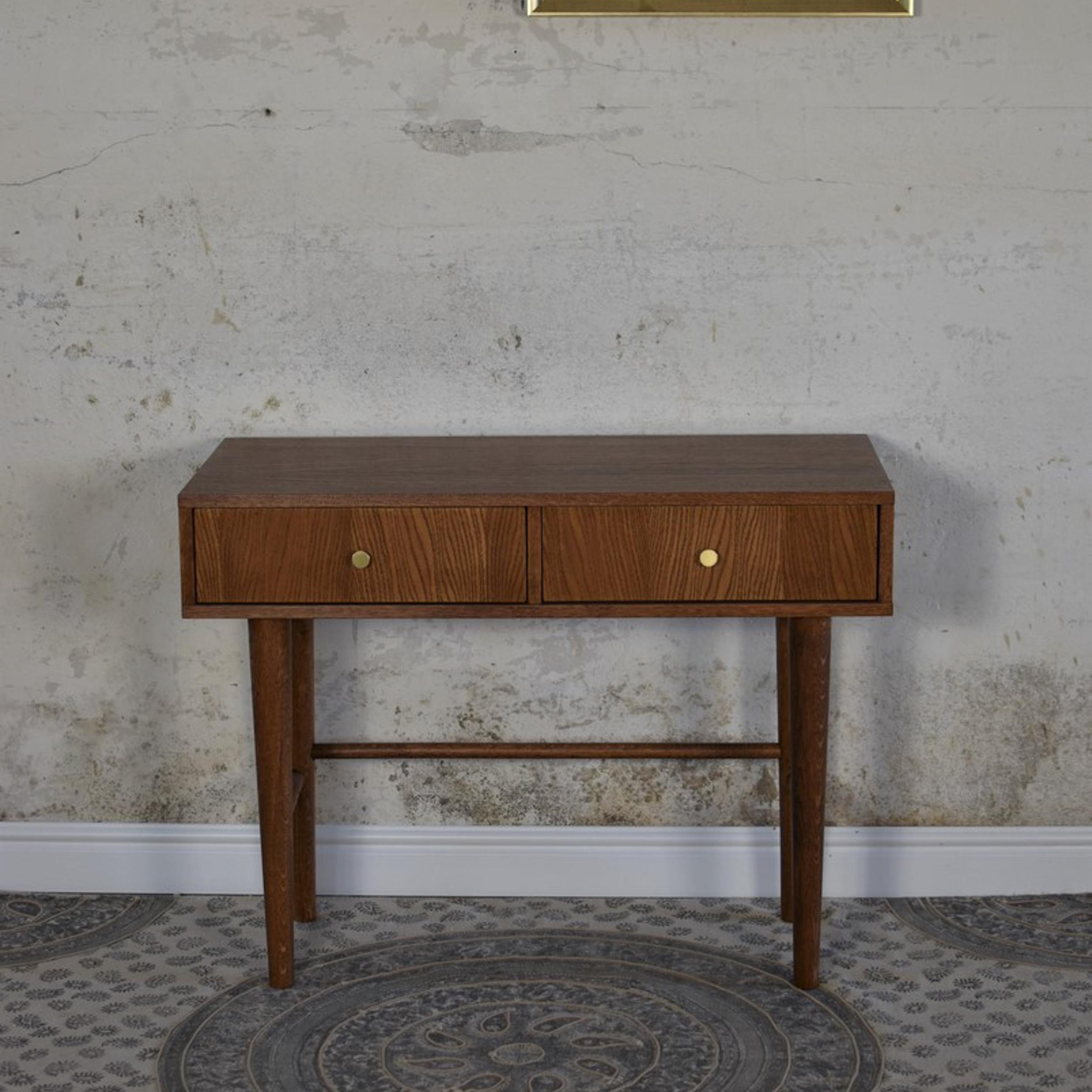 Bureau moyen Cop Brown par Pastform
Dimensions : D 45 x L 120 x H 76 cm.
MATERIAL : Bois teinté et verni.

Disponible en différentes finitions et combinaisons de couleurs de bois : Whiskey, Rum, Nobel, Natura, Brandy, BPA et Schwarz. Disponible en