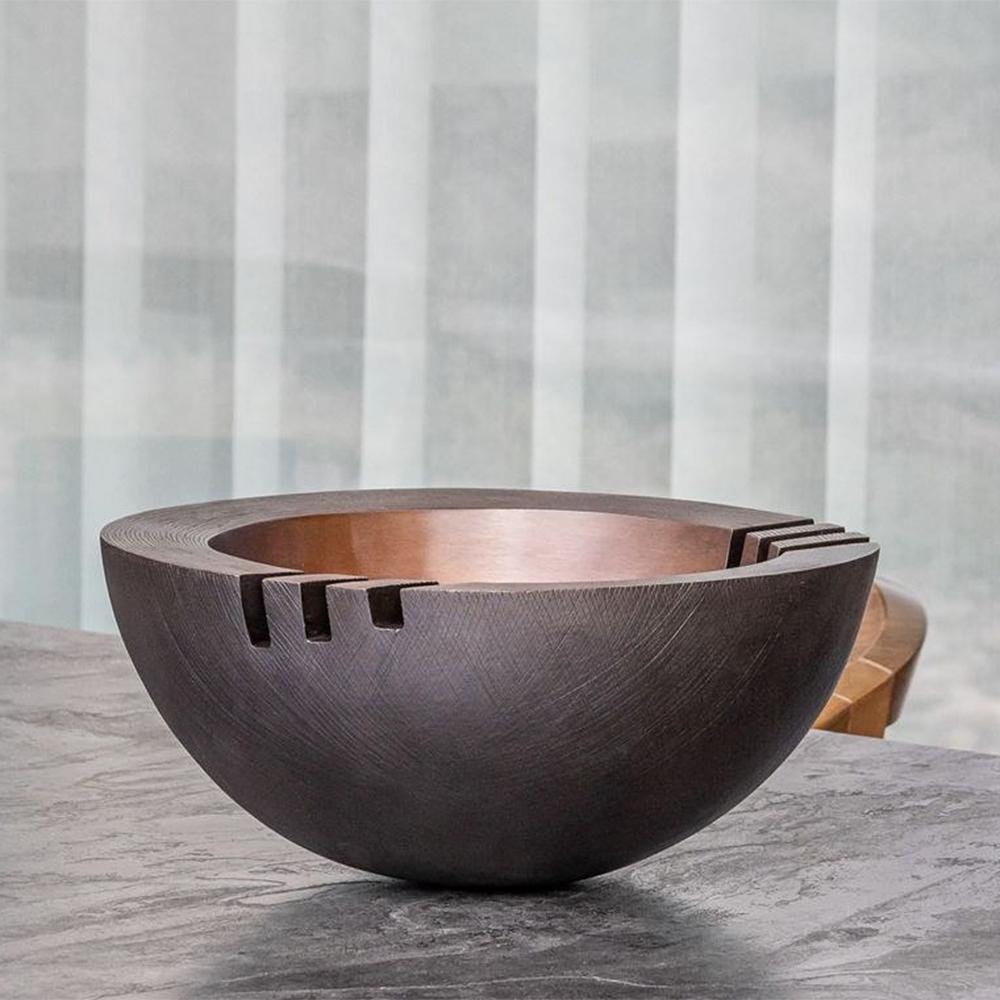 Bowl Copa Bronze all in casted Bronze in brown
finish outside and polished bronze inside the bowl.