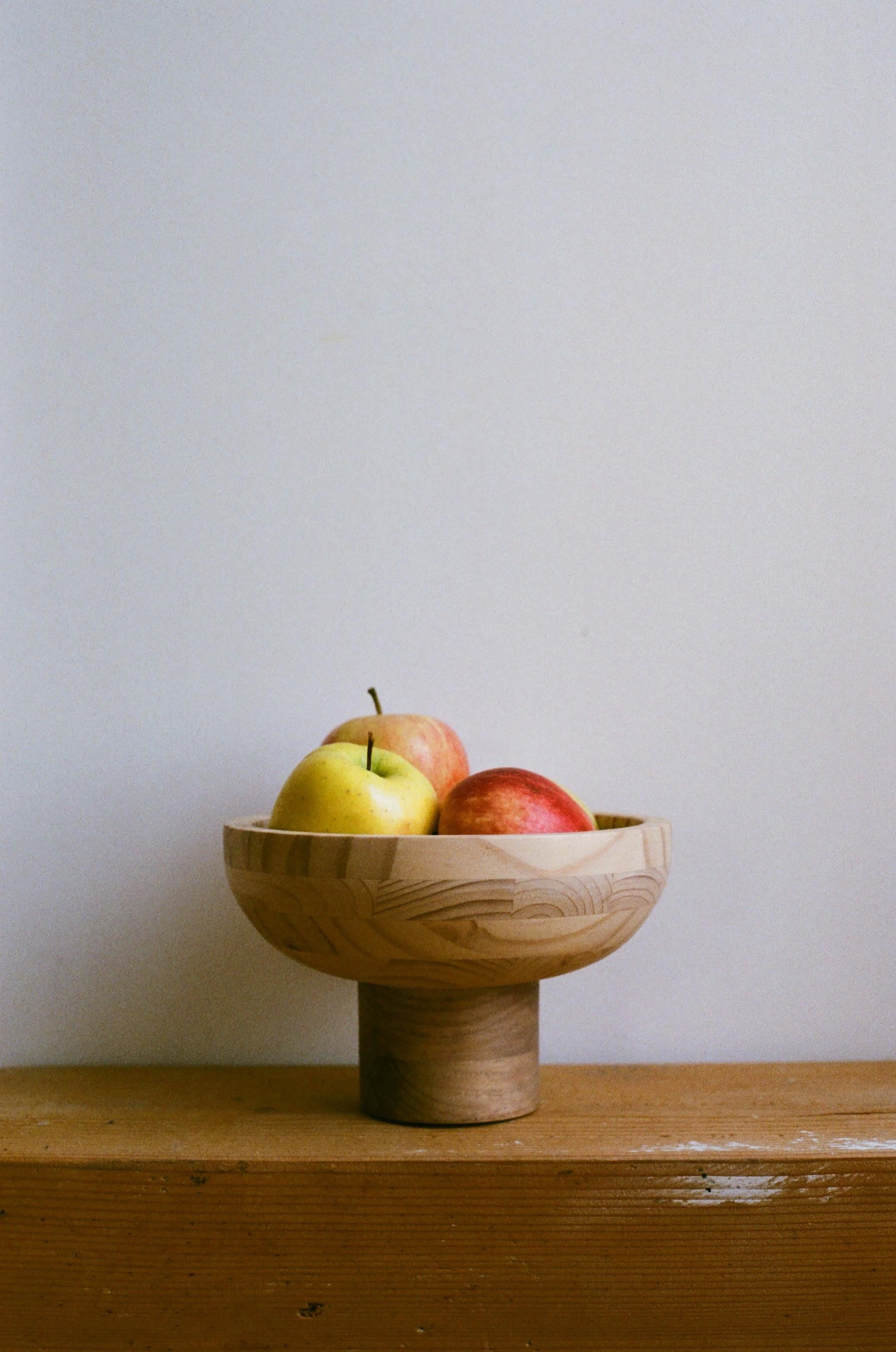 The traditional fruit bowl, reinterpreted thanks to its wide base and the alternation of essences.
Limited edition.
Photo credit 1 Charlene Lambert.

Wood species: Oak, Pine
Dimensions: 20.5 x 20.5 x 13cm
Technique: Collage and shoot
Finish :
