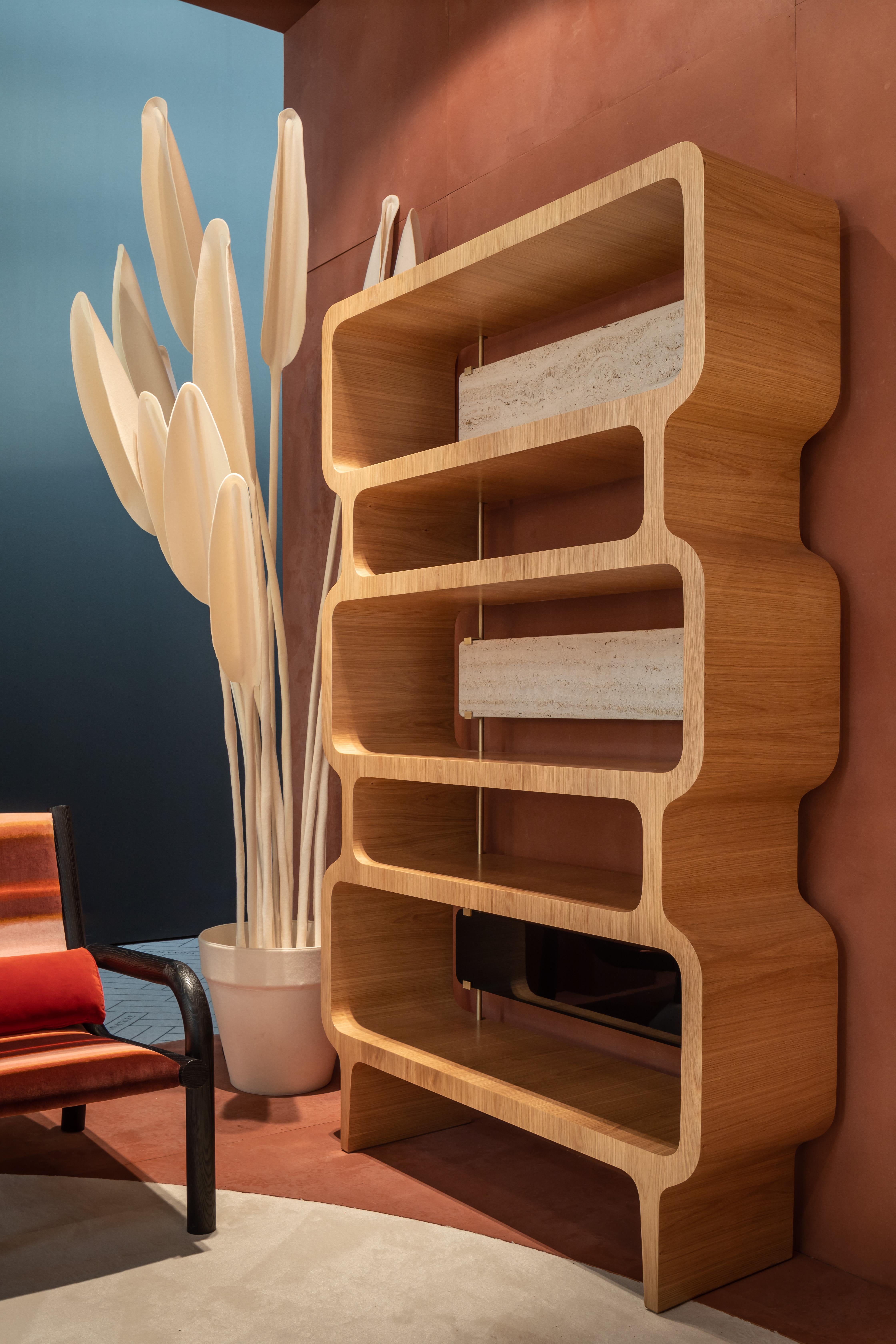 Libreria Copacabana, Oak naturale e dettagli in travertino, realizzata a mano da Duistt In condizioni Nuovo in vendita a Leça da Palmeira, PT