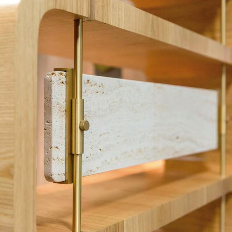 XXI secolo e contemporaneo Libreria Copacabana, Oak naturale e dettagli in travertino, realizzata a mano da Duistt in vendita