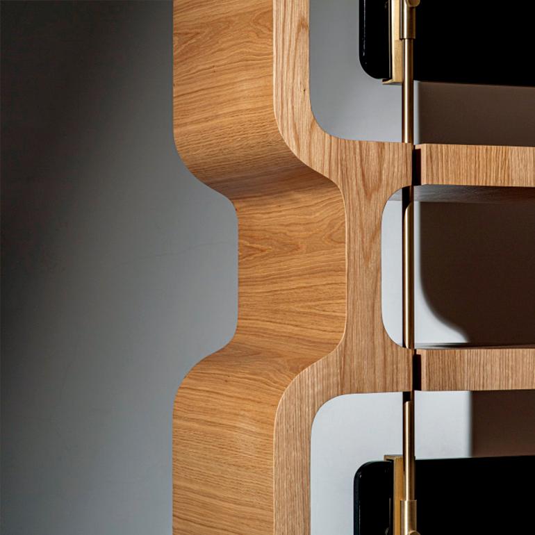 Ottone Libreria Copacabana, Oak naturale e dettagli in travertino, realizzata a mano da Duistt in vendita