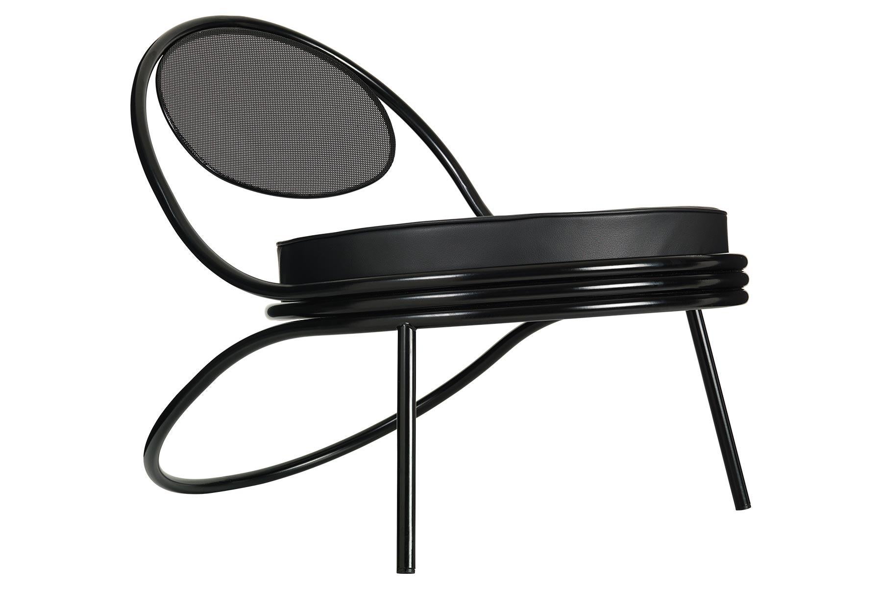 Der Copacabana-Sessel wurde 1955 von Mathieu Matégot entworfen. Der niedrige Loungesessel Copacabana wirkt wie mit einem einzigen Bleistiftstrich entworfen, und die Eleganz des Sessels liegt in der kontinuierlichen Kraft der Linie. Er besteht aus
