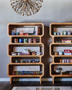Librería abierta de roble natural y travertino Copacabana con detalles de latón by Duistt