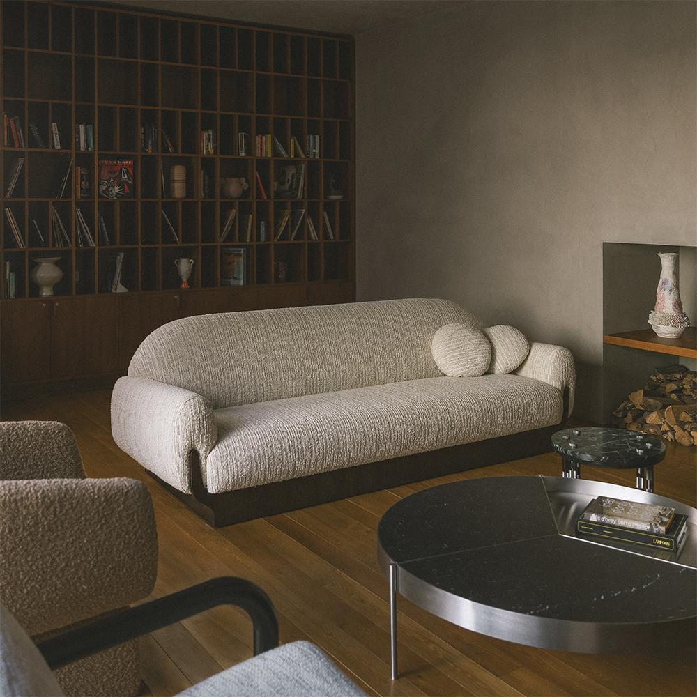 Sofá Copacabana by Duistt
Dimensiones: An 250 x Pr 98 x Al 84 cm
Materiales:  Zinc y Marfil Clayton.

Con un aspecto bohemio, el sofá Copacabana es la mezcla perfecta de estilo único y comodidad acogedora. Inspirado en las aceras de Río de Janeiro,