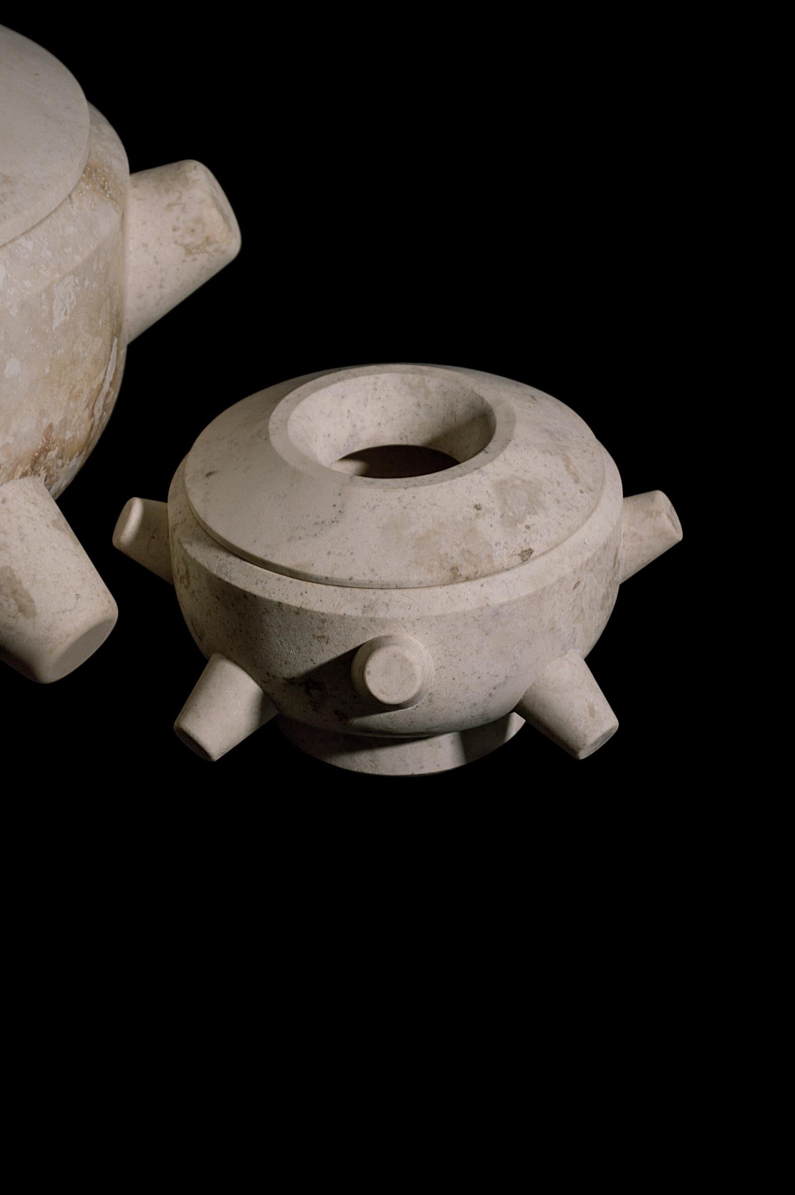 Die Copaleras (Räuchergefäße) aus der Ceremonia-Spezialserie von ACOOCOORO spielen mit ihrem weichen Aussehen, ihrer zeremoniellen Funktion und dem natürlichen Material: Der Crema Maya Stein der Halbinsel Yucatán. Sie suggerieren die Anwesenheit von