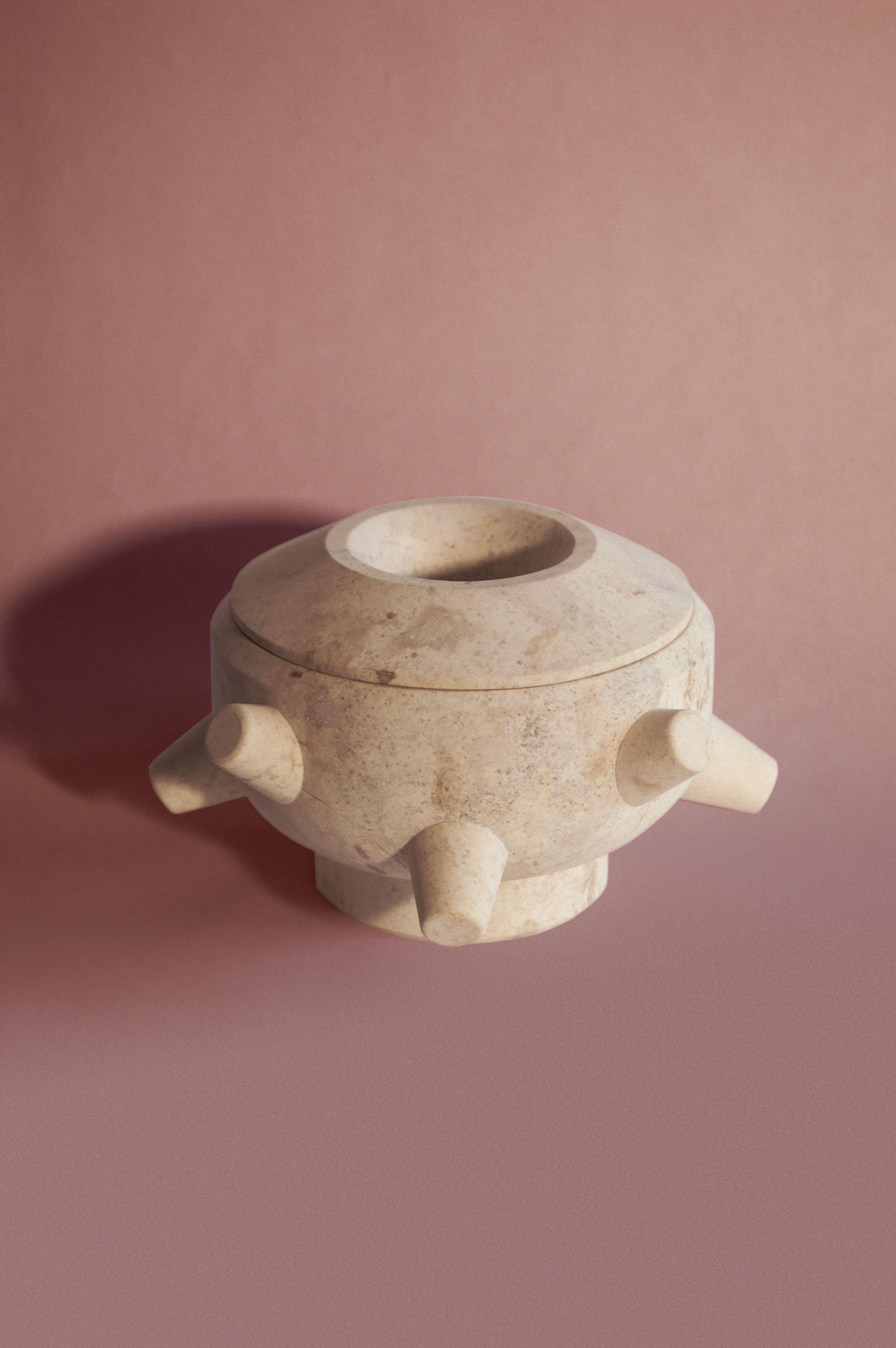 Bruciaincenso Copalera No. 4 di Acoocooro
Dimensioni: Ø 16 x H. 9,5 cm.
Materiali: Bruciatore di incenso in crema maya (marmo della penisola dello Yucatán) e coperchio.
Le venature e la composizione minerale possono conferire un aspetto unico a