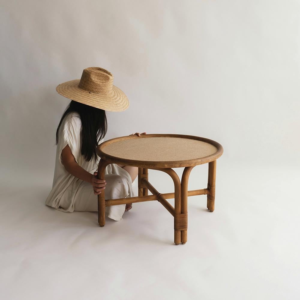 Copalito est une table basse réalisée avec des tiges de rotin naturel et avec un plateau en bois recouvert d'un tissu de jute naturel. Son langage est intemporel, simple et universel.
