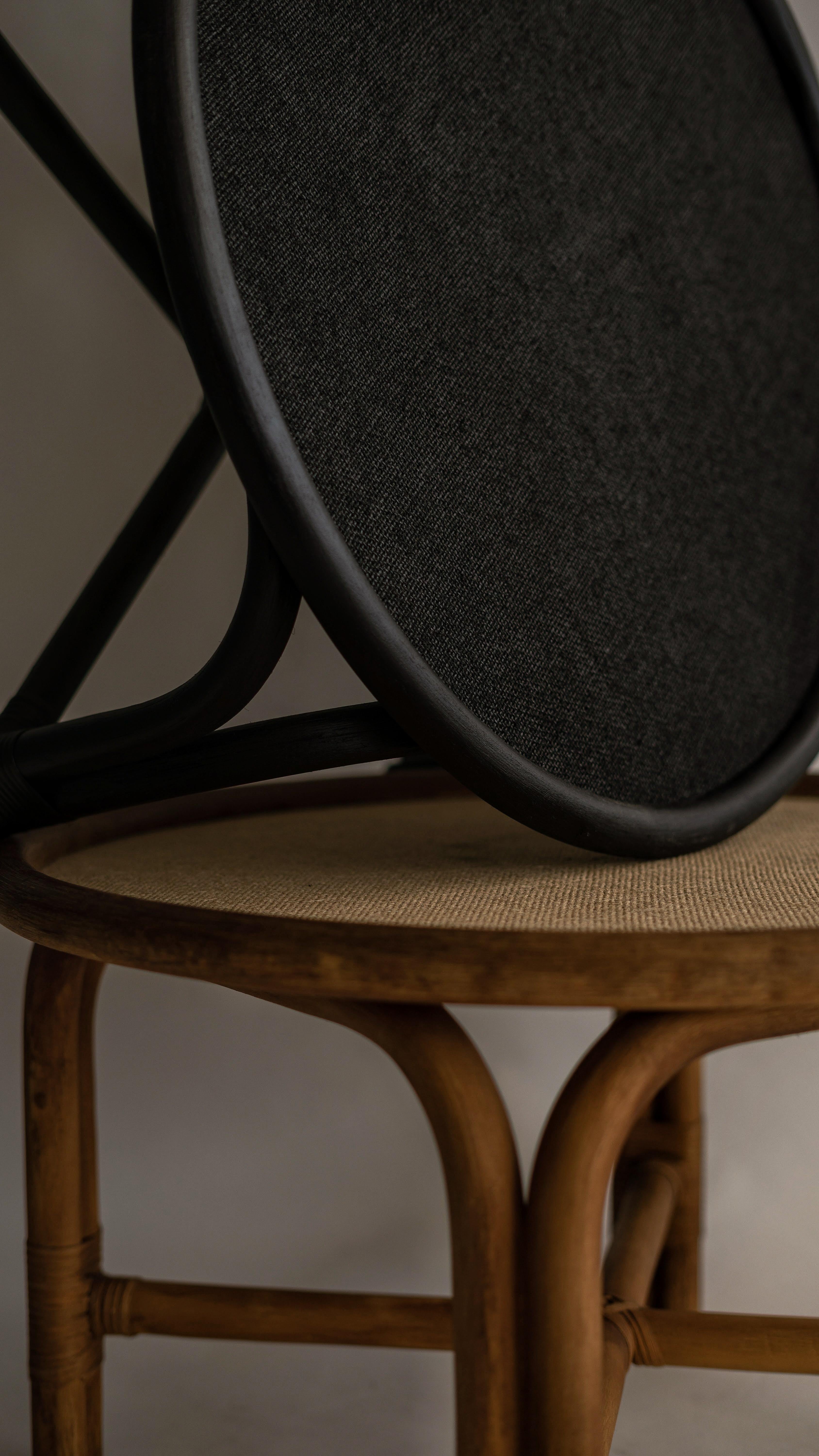 Copalito es una mesa de centro fabricada con varillas de ratán natural y con tablero de madera tapizado en tela de yute natural. Su lenguaje es intemporal, sencillo y universal.