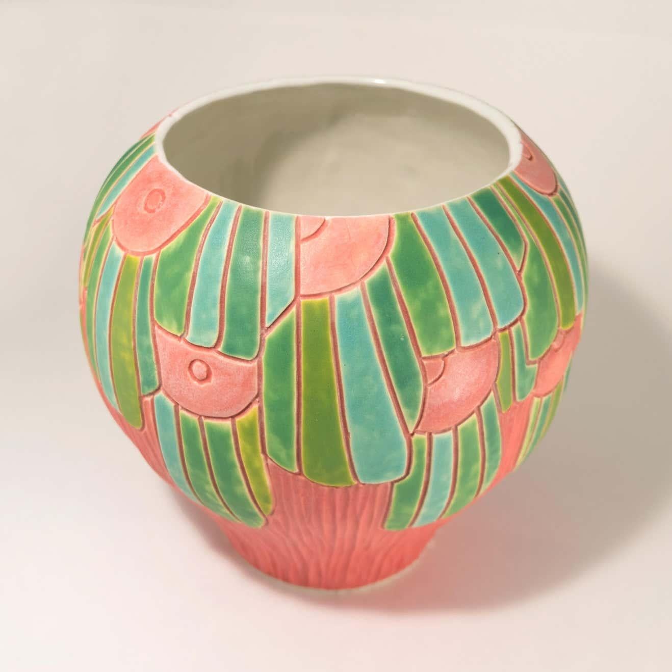 Copan Handgeschnitzte mehrfarbige Porzellan-Kunstkeramik-Vase (Arts and Crafts) im Angebot
