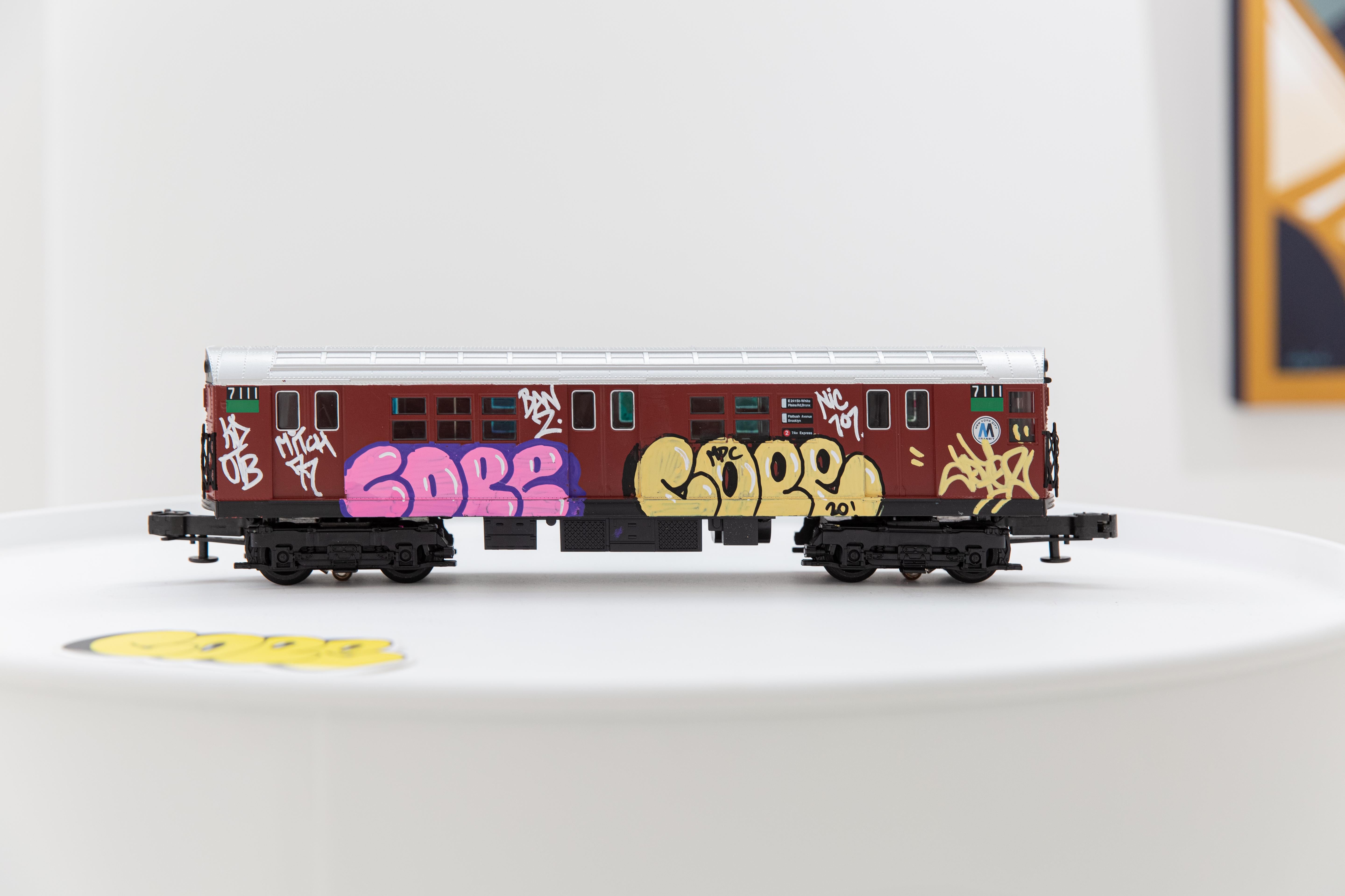 Cope2 est un artiste autodidacte qui est une légende célèbre contribuant depuis plus de 35 ans au graffiti et à l'art de l'art.  la culture de l'art de la rue. 
Aujourd'hui, vous pouvez voir Canpe 2 en studio en train de peindre, apportant son