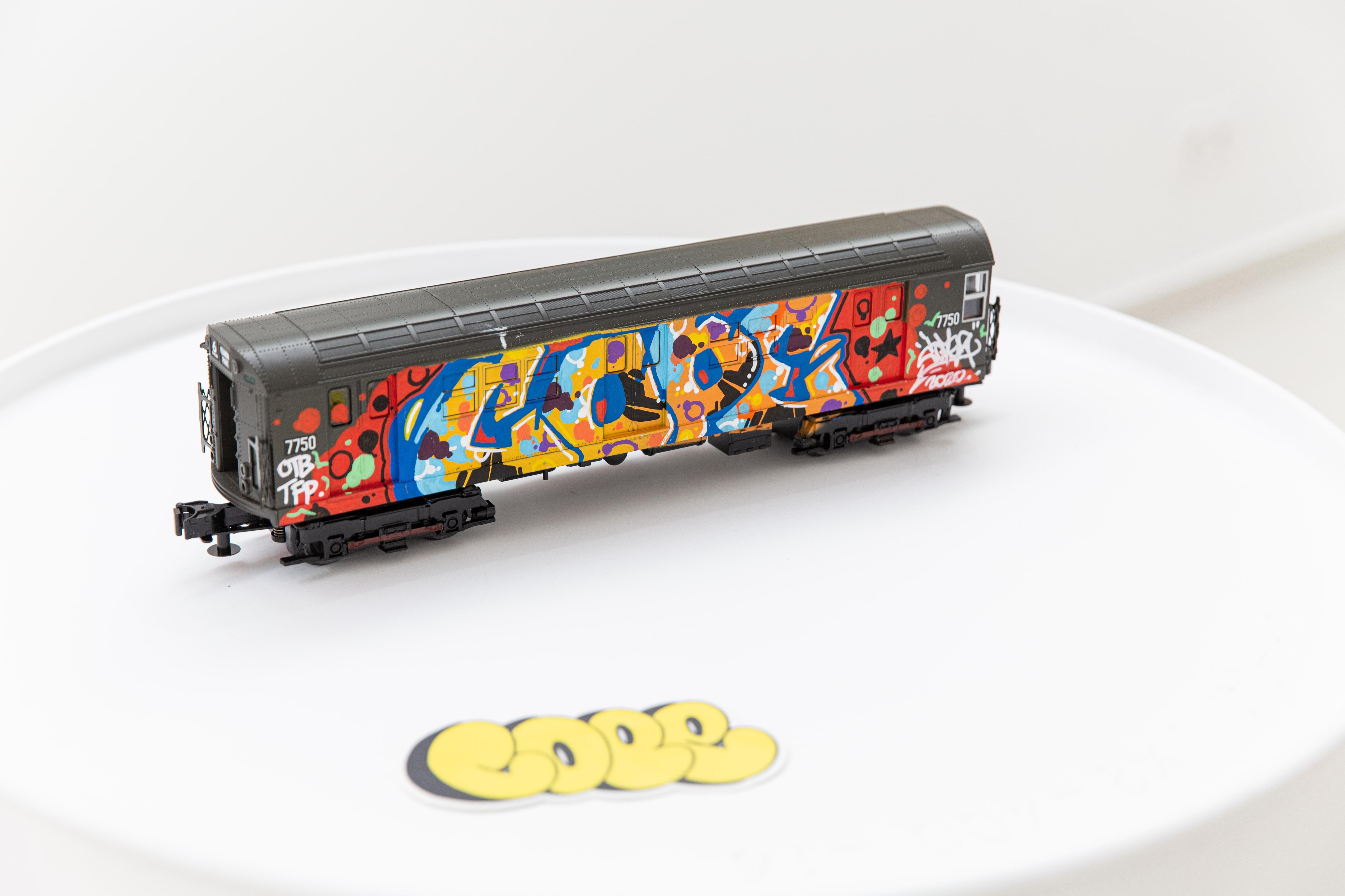 NYC Kaki Train - Sculpture by Cope2