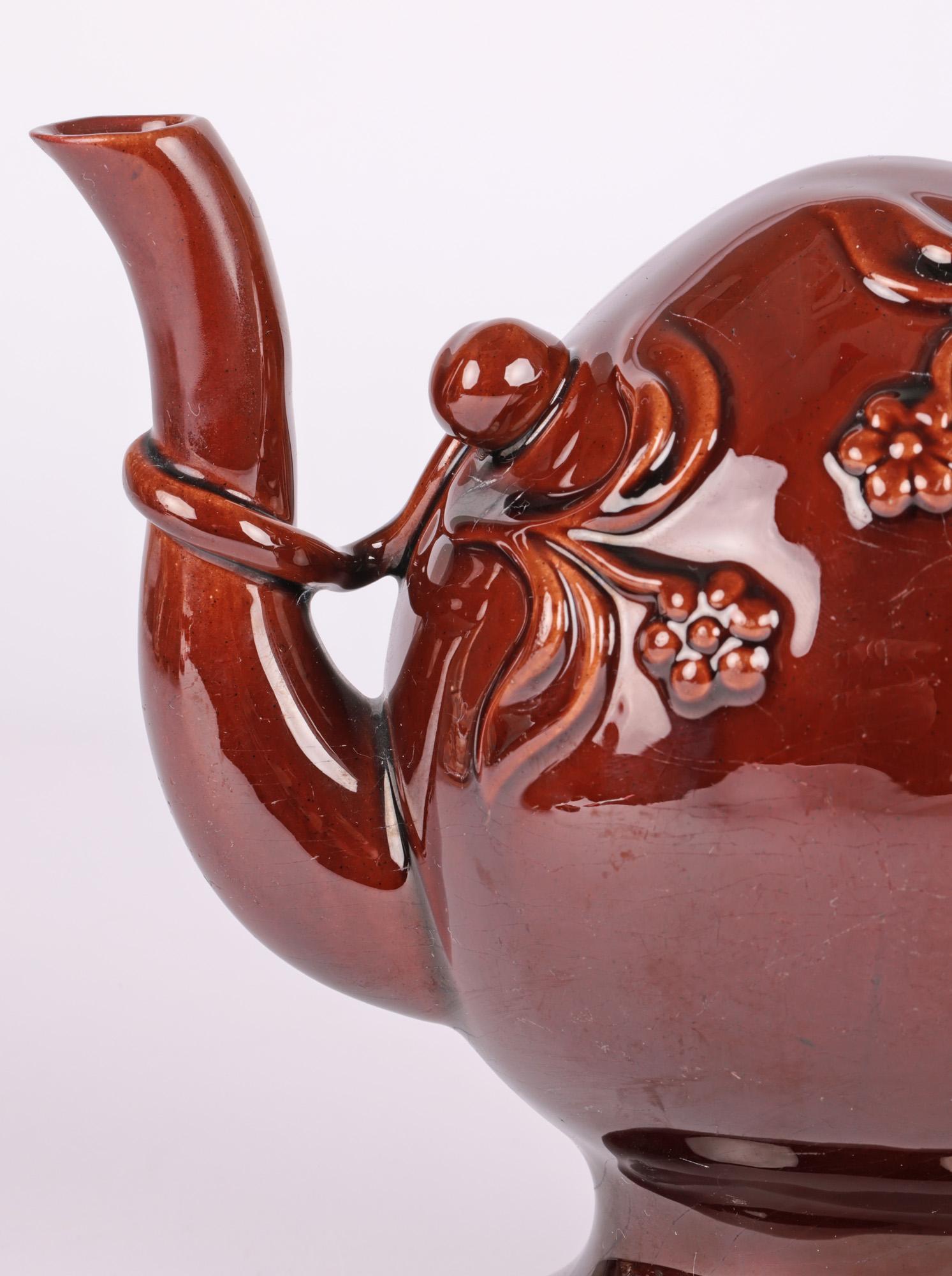 Eine gute antike viktorianische Copeland Cadogan Keramik Teekanne in Sirup Glasuren dekoriert und aus der Zeit um 1870. Die Teekanne steht auf einem schmalen, ovalen Sockelfuß mit einem runden, eichelförmigen Korpus mit Schlaufengriff und erhöhtem