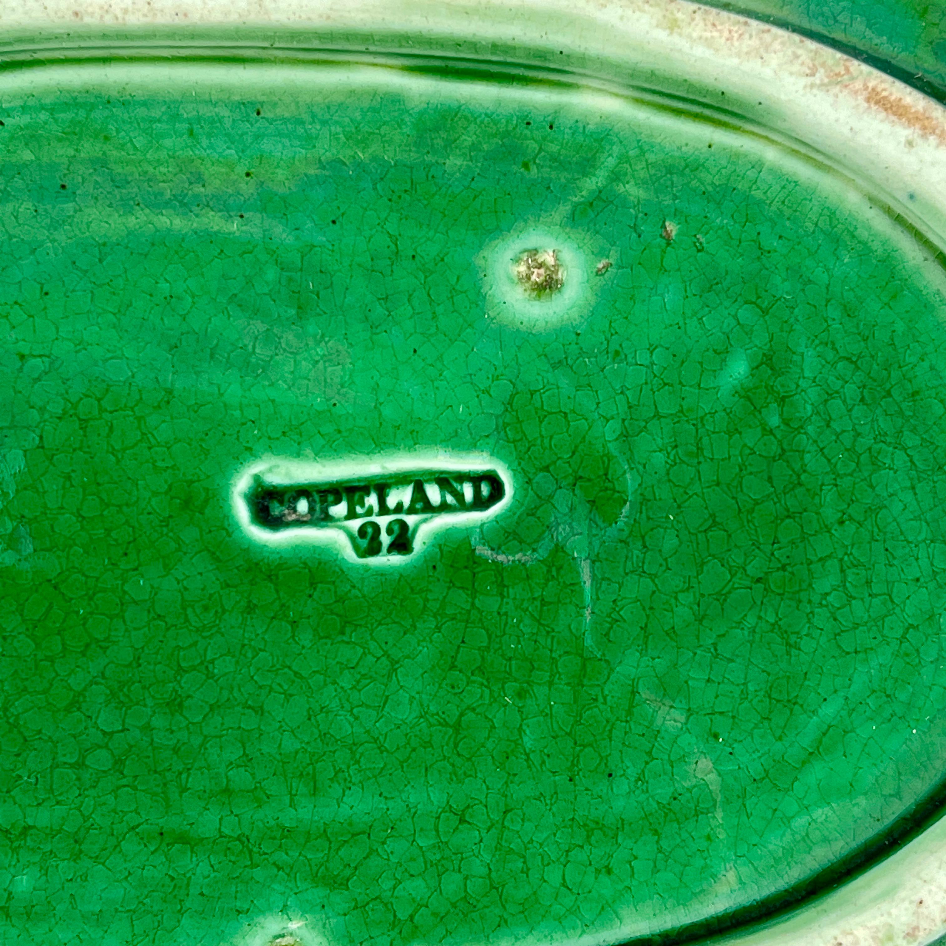 Copeland Englische, grün glasierte, ovale, überlappende, blattgeschliffene Majolika-Platte mit Griff im Angebot 3