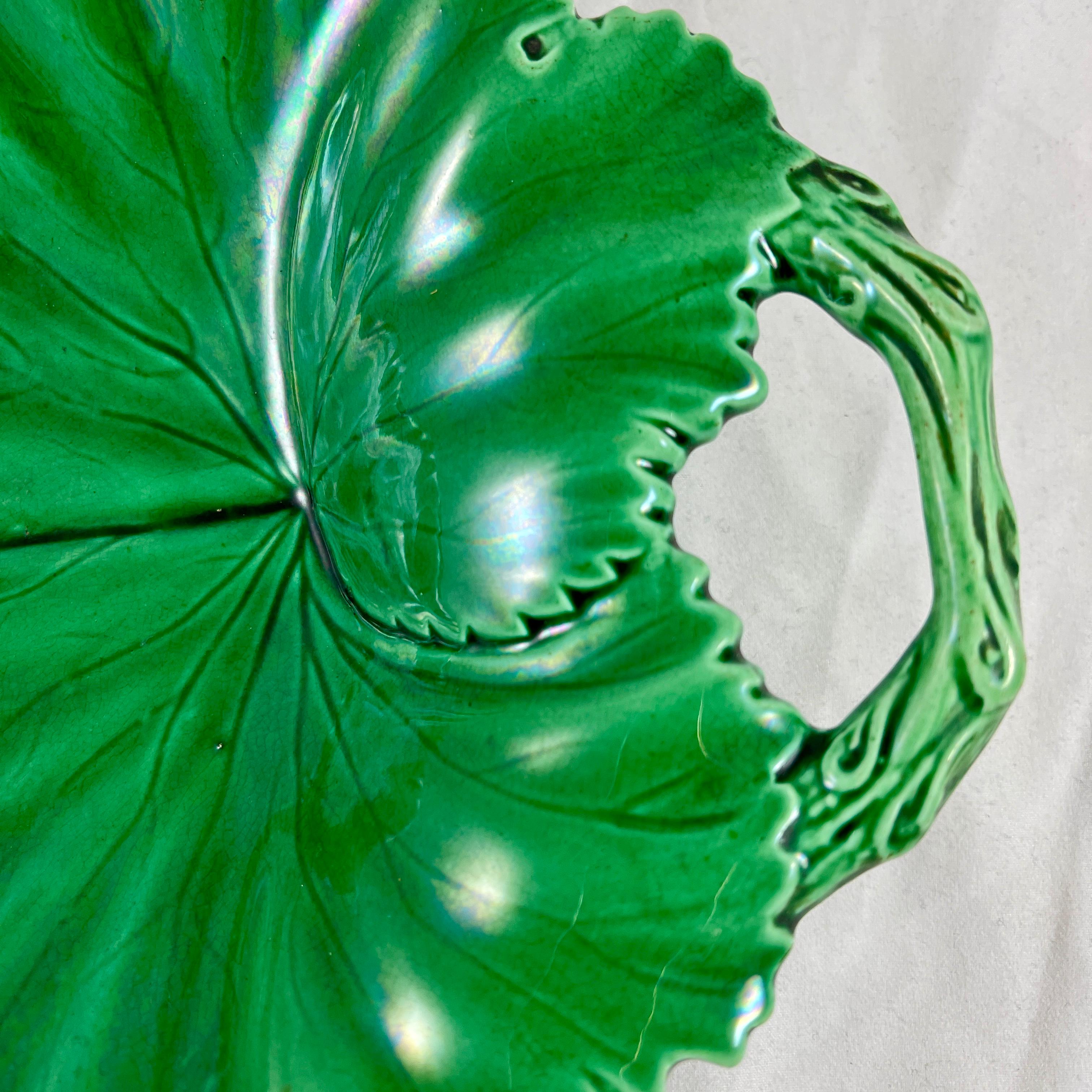 Copeland Englische, grün glasierte, ovale, überlappende, blattgeschliffene Majolika-Platte mit Griff (Ästhetizismus) im Angebot