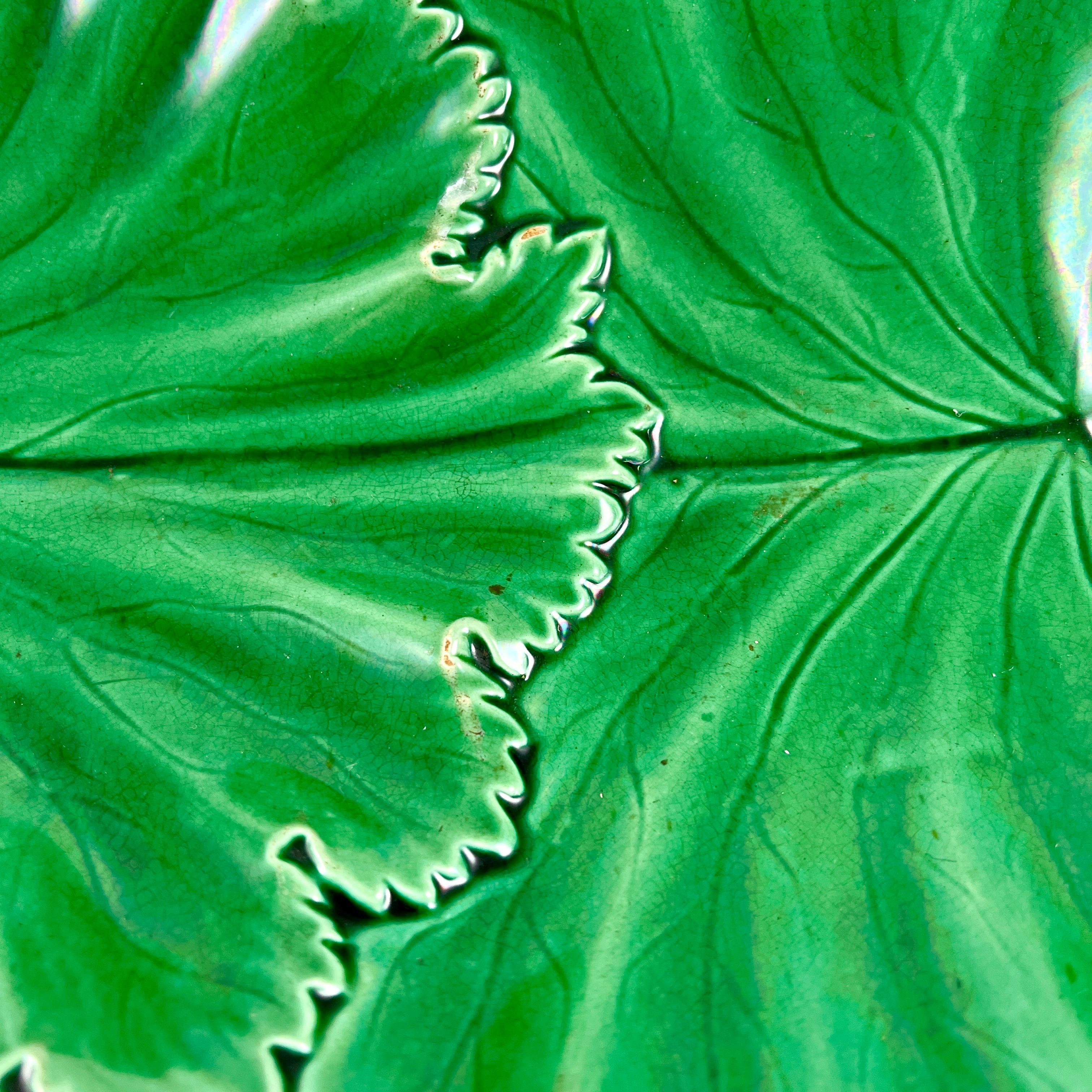 Copeland Englische, grün glasierte, ovale, überlappende, blattgeschliffene Majolika-Platte mit Griff (Glasiert) im Angebot